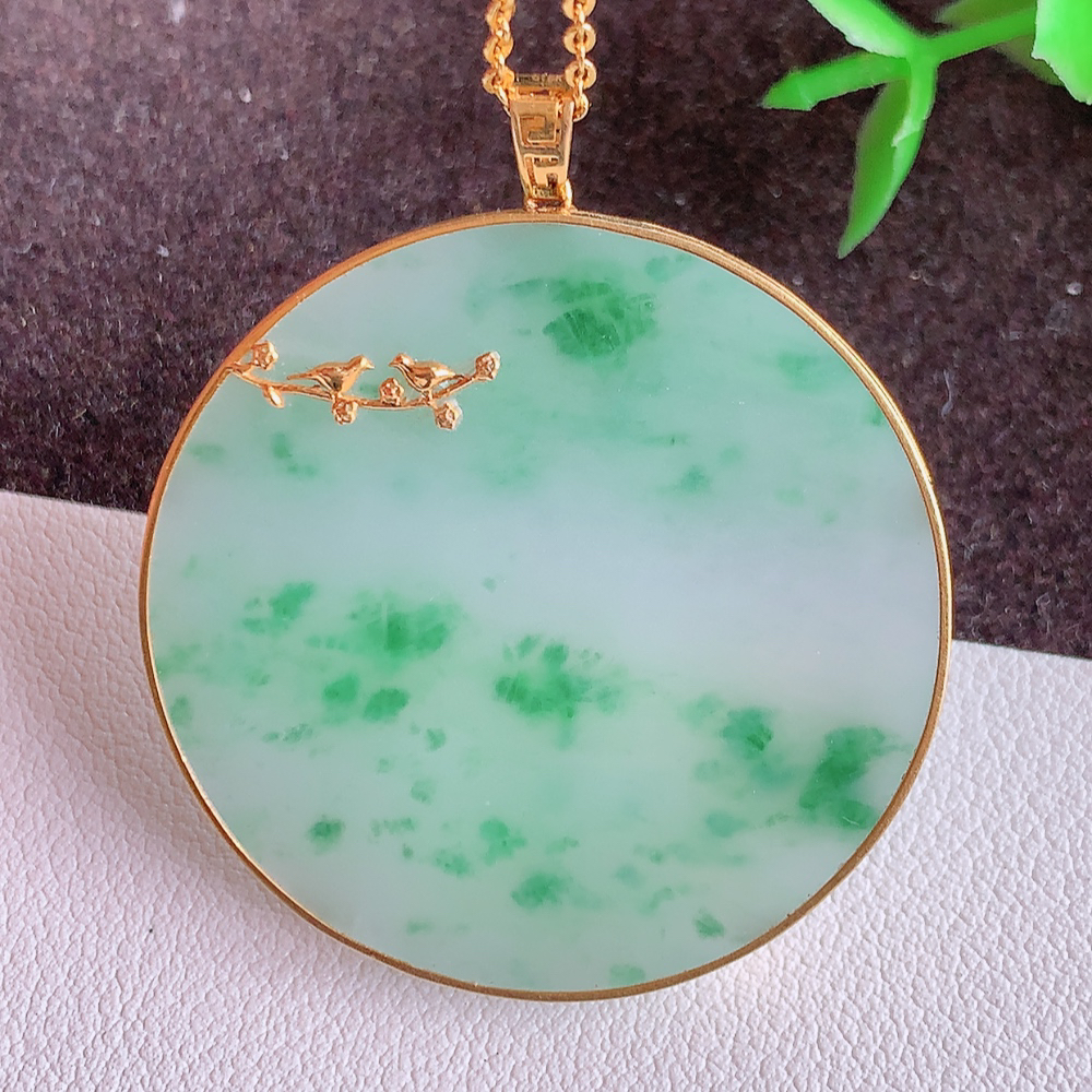 18k金冰润飘花无事牌翡翠吊坠，平平安安，万事如意，沁人心脾，清秀高雅   整体尺寸：42.5-37-3.5mm   裸石尺寸：37-2.5mm