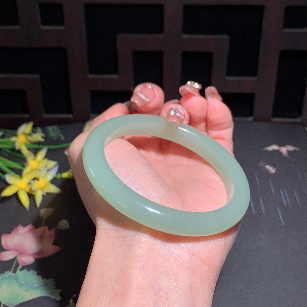 和田玉59圈晴水色手镯！清水色！玉质细腻油润 底色纯净 无裂无杂 脂粉好，品质高。