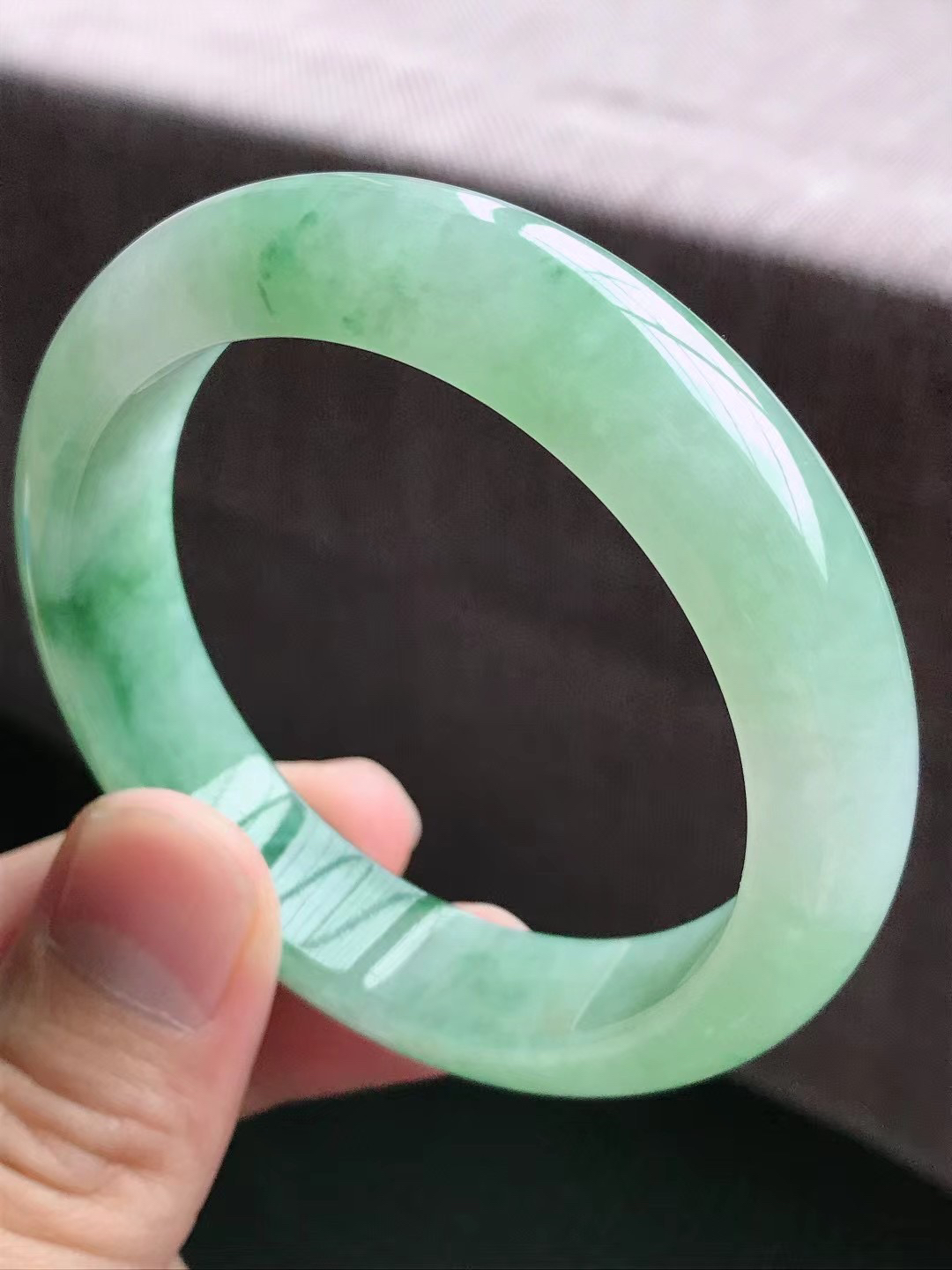 圈口55～56 天然翡翠老坑冰润飘花正圈手镯 尺寸55.5*13.5*8.6mm