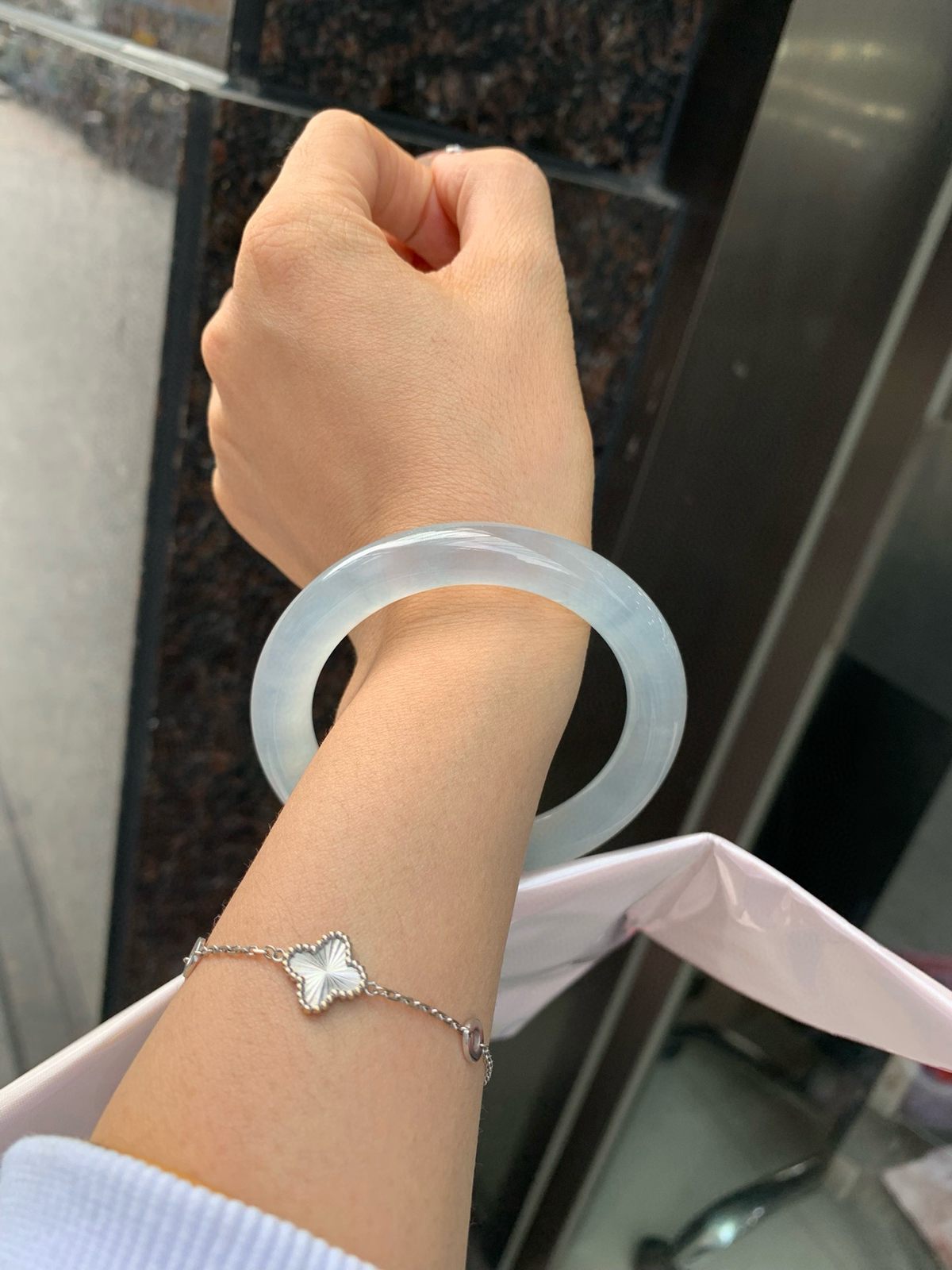 冰蓝圆条
55.5-9.7-9.9
打灯牛毛纹，底妆冰润细腻，千变万化的冰晴蓝底色，拥有海的颜色，却散发着星空的光芒，这是一只来自冰川蓝的清冷气质仙女镯。