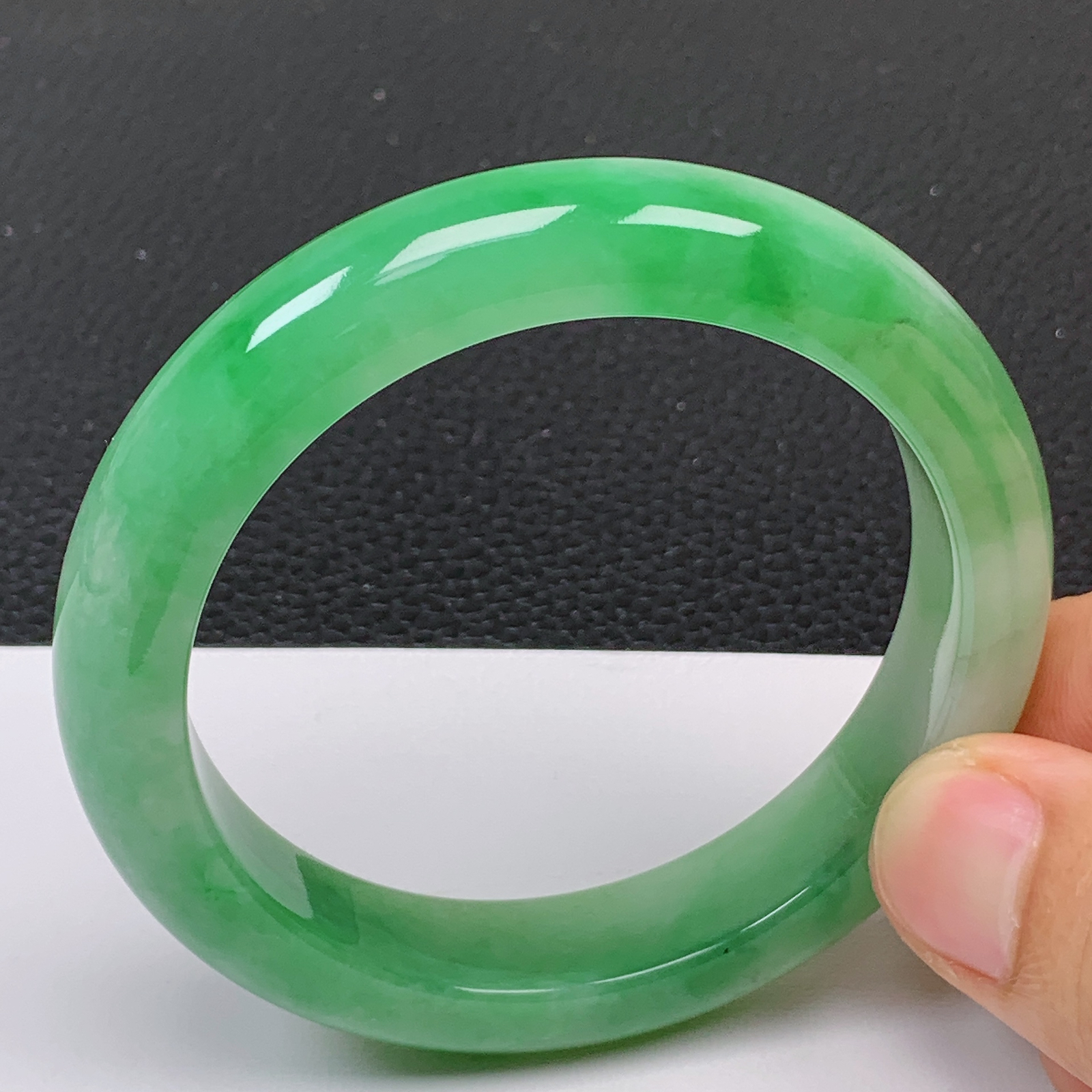 56～57圈口缅甸翡翠A货老坑冰润飘绿正圈手镯 尺寸56.6/12.5/8.8mm