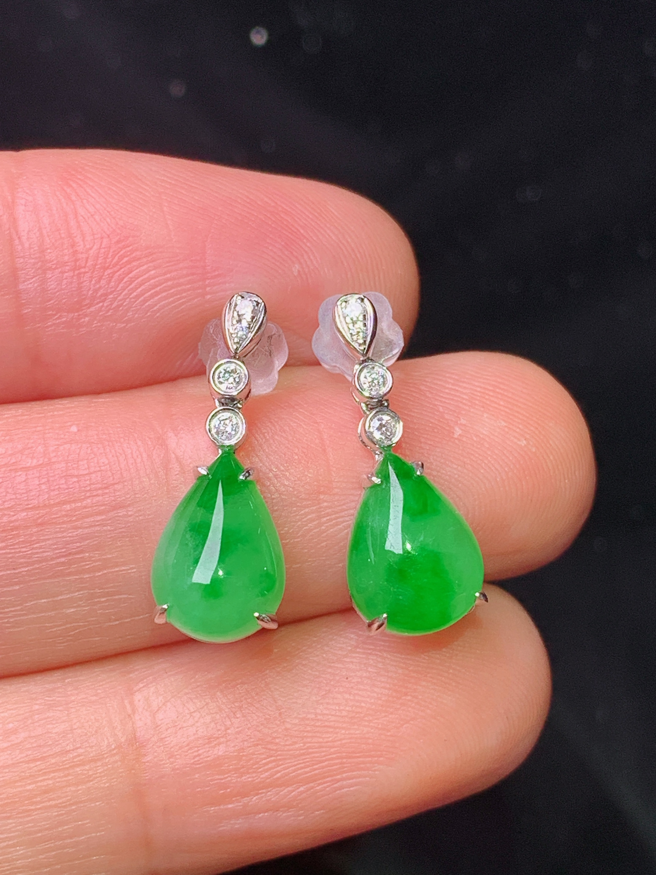 18k金钻镶嵌翠绿水滴耳坠 玉质细腻 色泽艳丽清新 水润亮眼 整体尺寸18.2*7.2*4.2