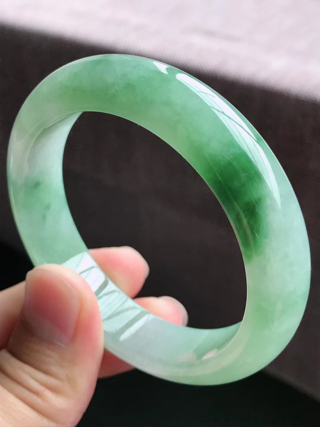 圈口55～56 天然翡翠老坑冰润飘花正圈手镯 尺寸55.5*13.5*8.6mm