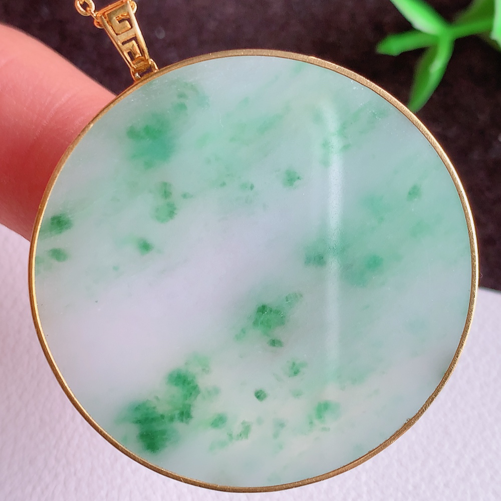 18k金冰润飘花无事牌翡翠吊坠，平平安安，万事如意，沁人心脾，清秀高雅   整体尺寸：42.5-37-3.5mm   裸石尺寸：37-2.5mm