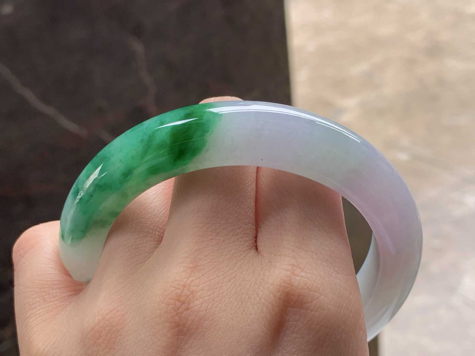 带色大圈手镯
颜色漂亮 64.7/14/10.8mm