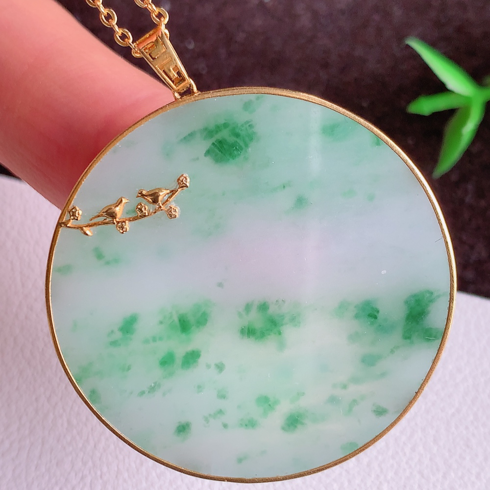 18k金冰润飘花无事牌翡翠吊坠，平平安安，万事如意，沁人心脾，清秀高雅   整体尺寸：42.5-37-3.5mm   裸石尺寸：37-2.5mm