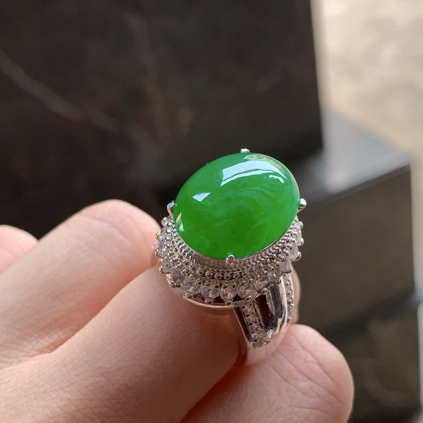 辣绿蛋面
颜色漂亮 大气品相好 铜托