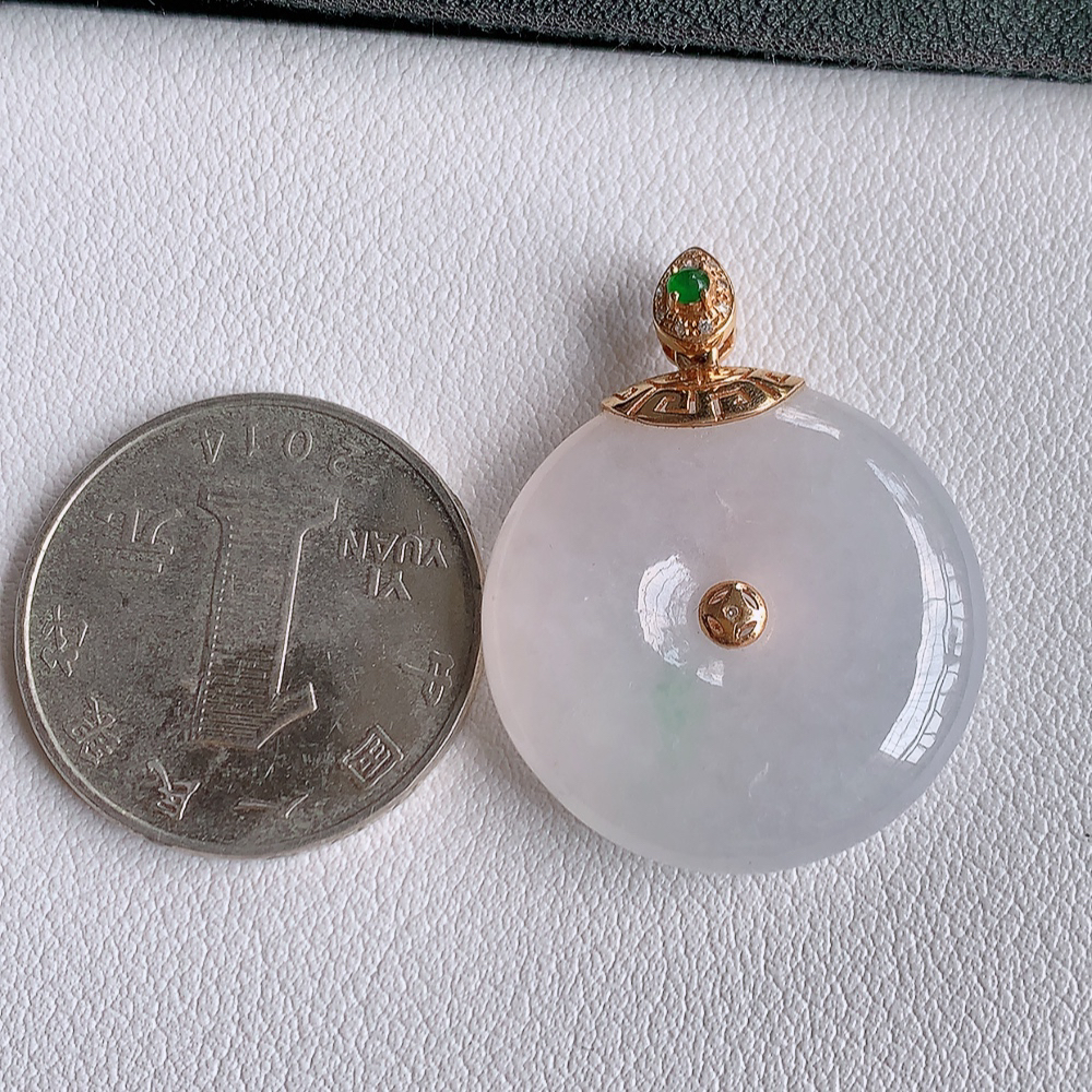 18k金伴钻冰润平安扣吊坠，厚装饱满，冰润剔透，细腻水足，种质润泽，飘花灵动，佩戴优雅大气，整体尺寸：32.2-25.5-6.6mm   裸石尺寸：25.5-6.6mm