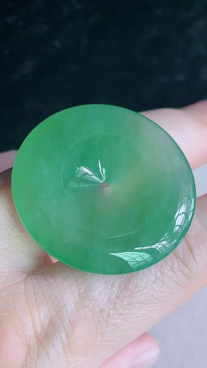 【翡翠名称】老坑种18K金镶冰绿如意吊坠
【翡翠尺寸】直径厚度35.5/6.3mm
【翡翠描述】宝贝种老水足，玉质细腻，色泽靓丽，性价比高，佩戴效果好！
【其它赠送】权威证书/精美挂绳盒子/支持全国复检