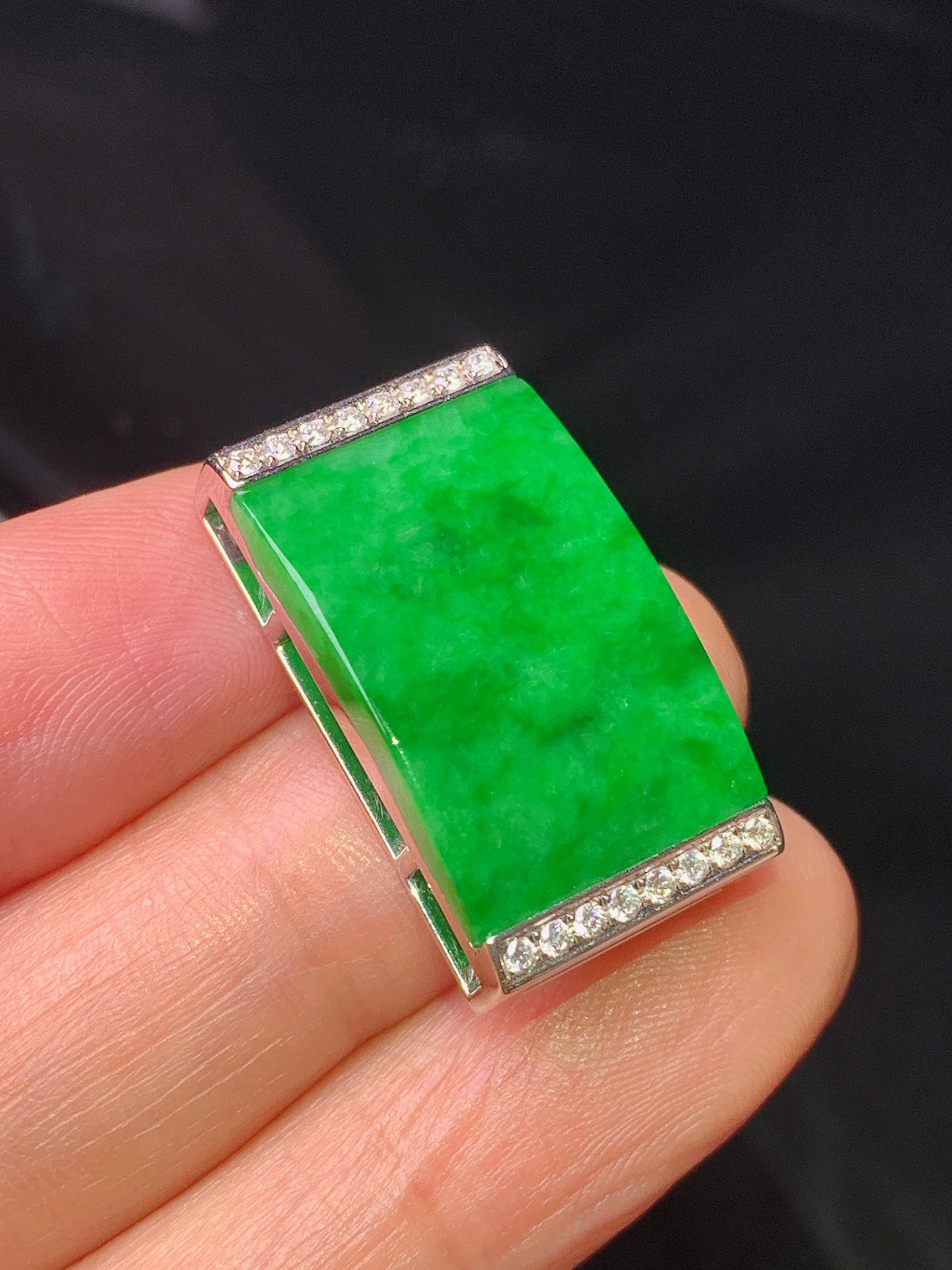 18k金钻镶嵌满绿无事牌吊坠 玉质细腻 色泽艳丽清新 水润亮眼 整体尺寸25*14*7.5