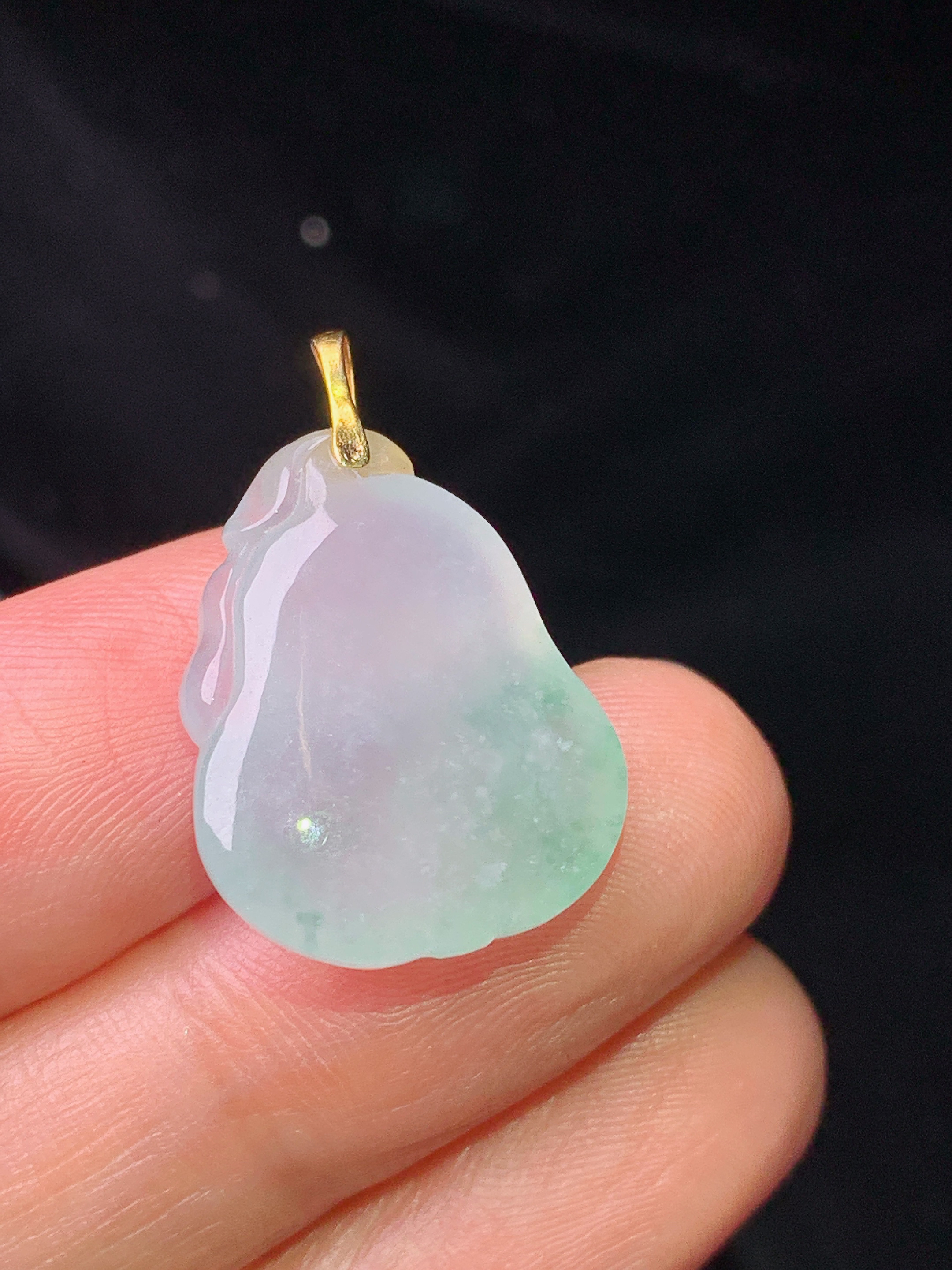 18k金镶嵌飘绿葫芦吊坠 玉质细腻 色泽艳丽清新 水润亮眼 整体尺寸24*15.8*6.8