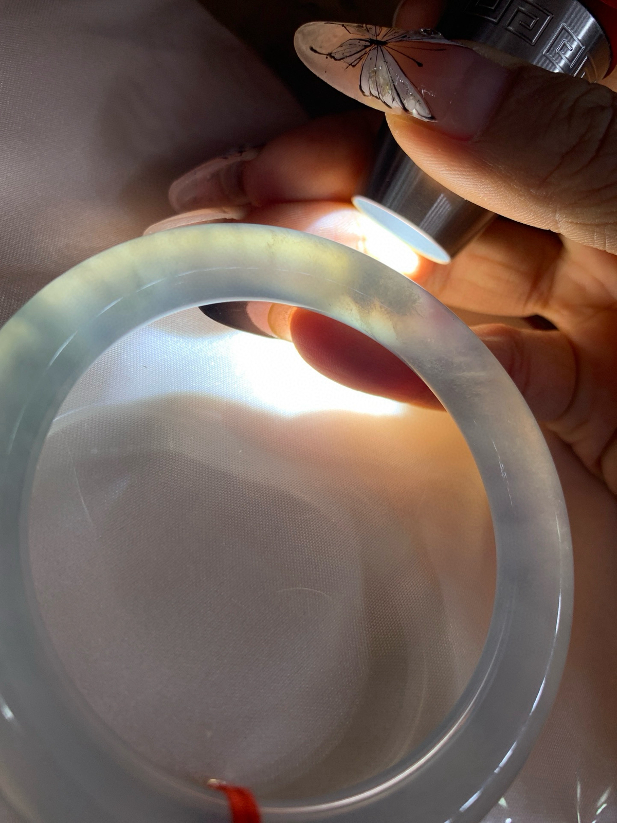 冰蓝圆条
55.2-9.1-9.1
打灯细纹，底妆冰润细腻，千变万化的冰晴蓝底色，拥有海的颜色，却散发着星空的光芒，这是一只来自冰川蓝的清冷气质仙女镯。