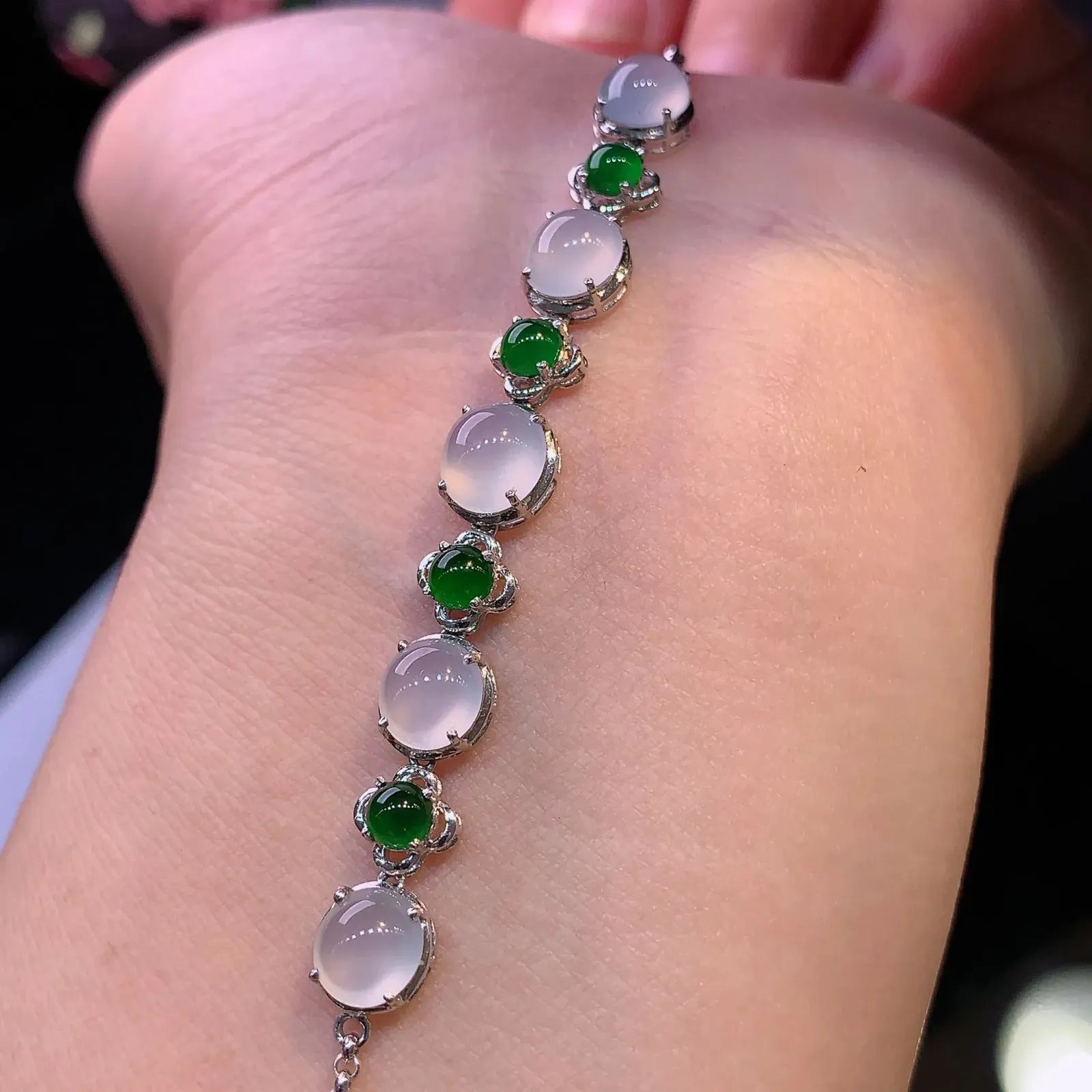 18k金镶嵌冰种蛋面手链 玉质细腻 色泽艳丽清新 水润亮眼 整体尺寸56.2*6.7*4.7