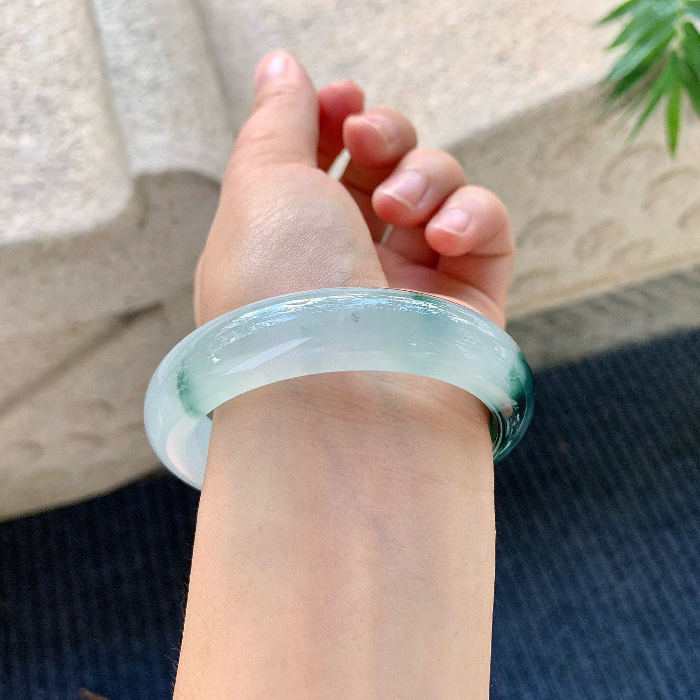 56.2/13.6/8.5冰糯飘花，水润，种老，细腻，无纹裂！