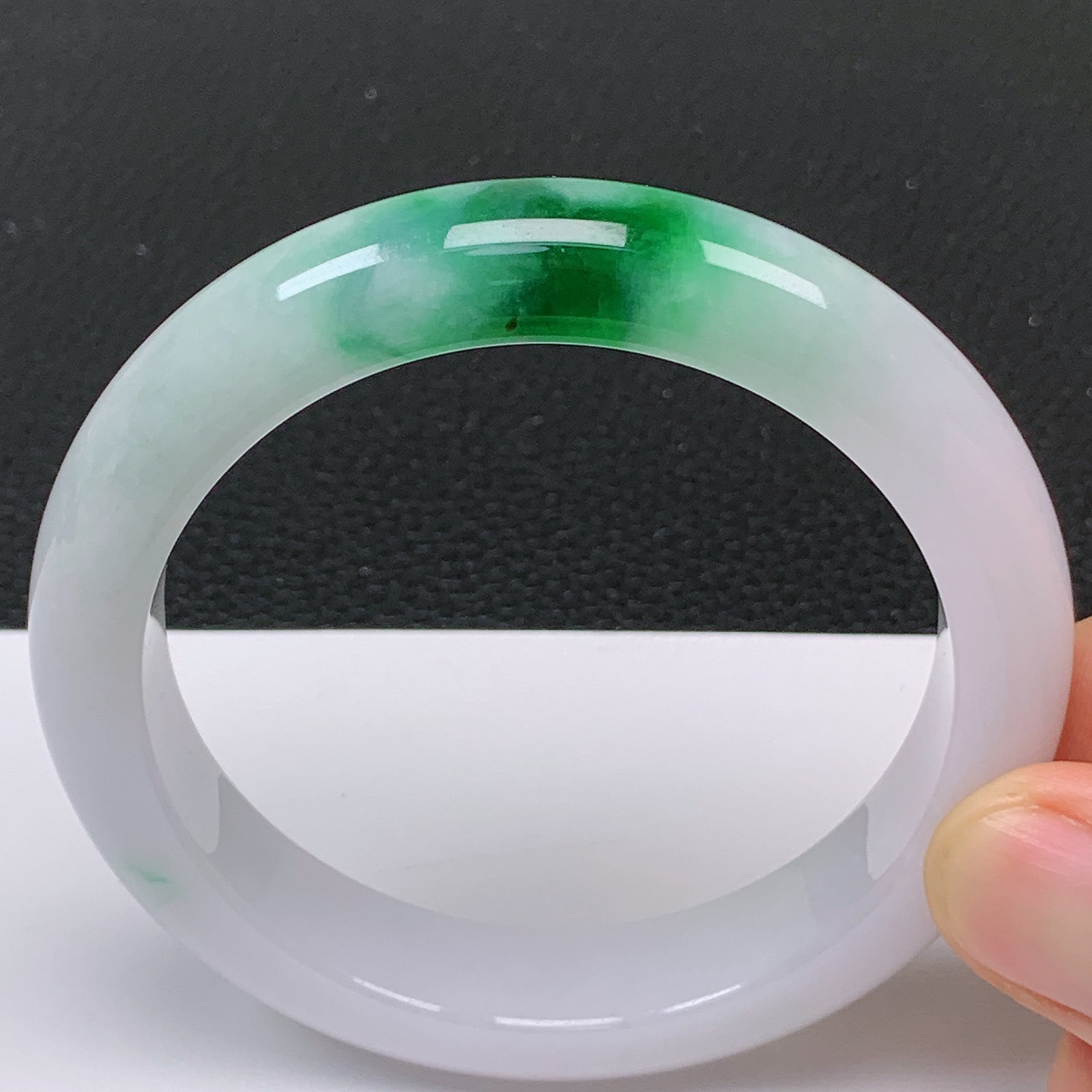 58～59圈口 缅甸翡翠A货老坑白底青飘阳绿手镯 尺寸58.2*12.8*9.1mm