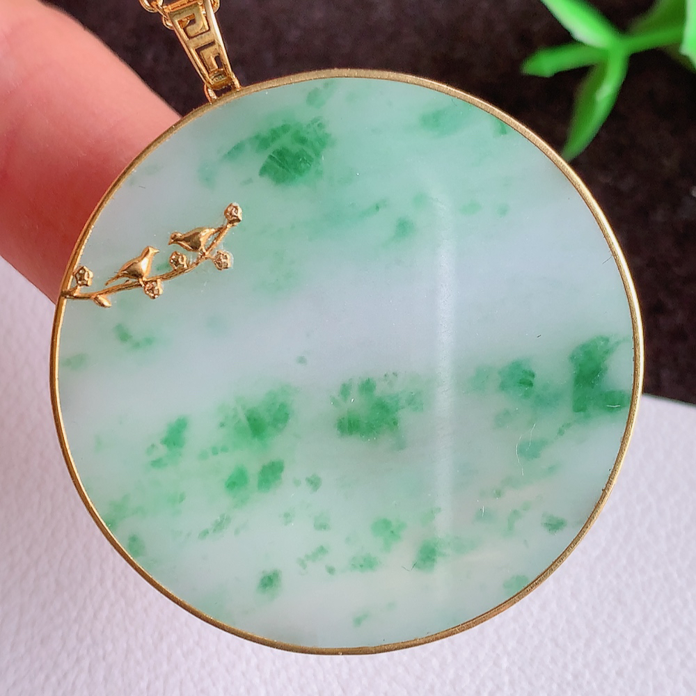 18k金冰润飘花无事牌翡翠吊坠，平平安安，万事如意，沁人心脾，清秀高雅   整体尺寸：42.5-37-3.5mm   裸石尺寸：37-2.5mm