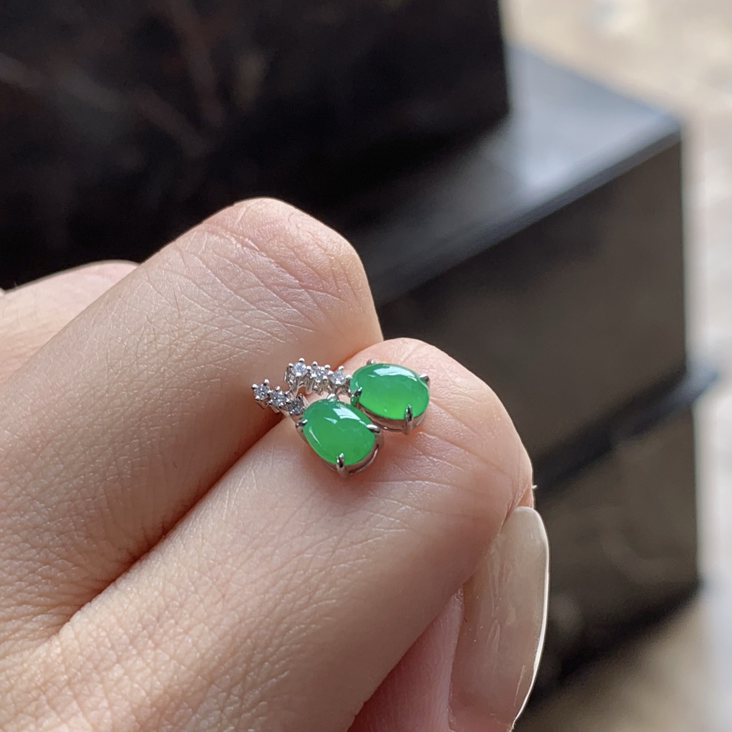 满色耳钉
种色俱佳 真金镶嵌