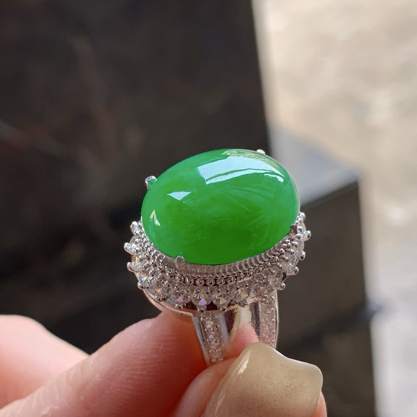 辣绿蛋面
颜色漂亮 大气品相好 铜托