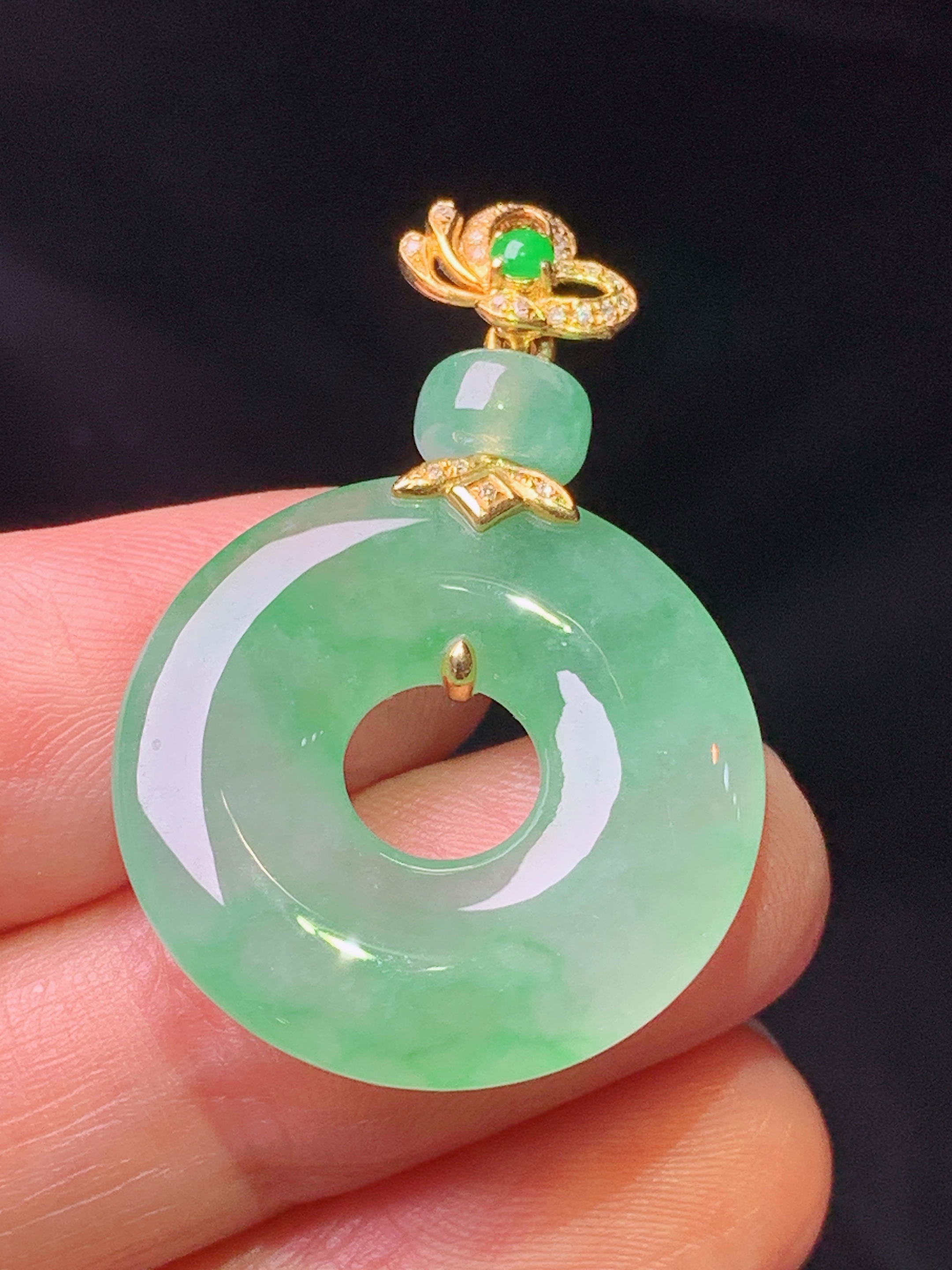 18k金钻镶嵌翠绿平安环吊坠 玉质细腻 色泽艳丽清新 水润亮眼 整体尺寸36.2*23.3*4