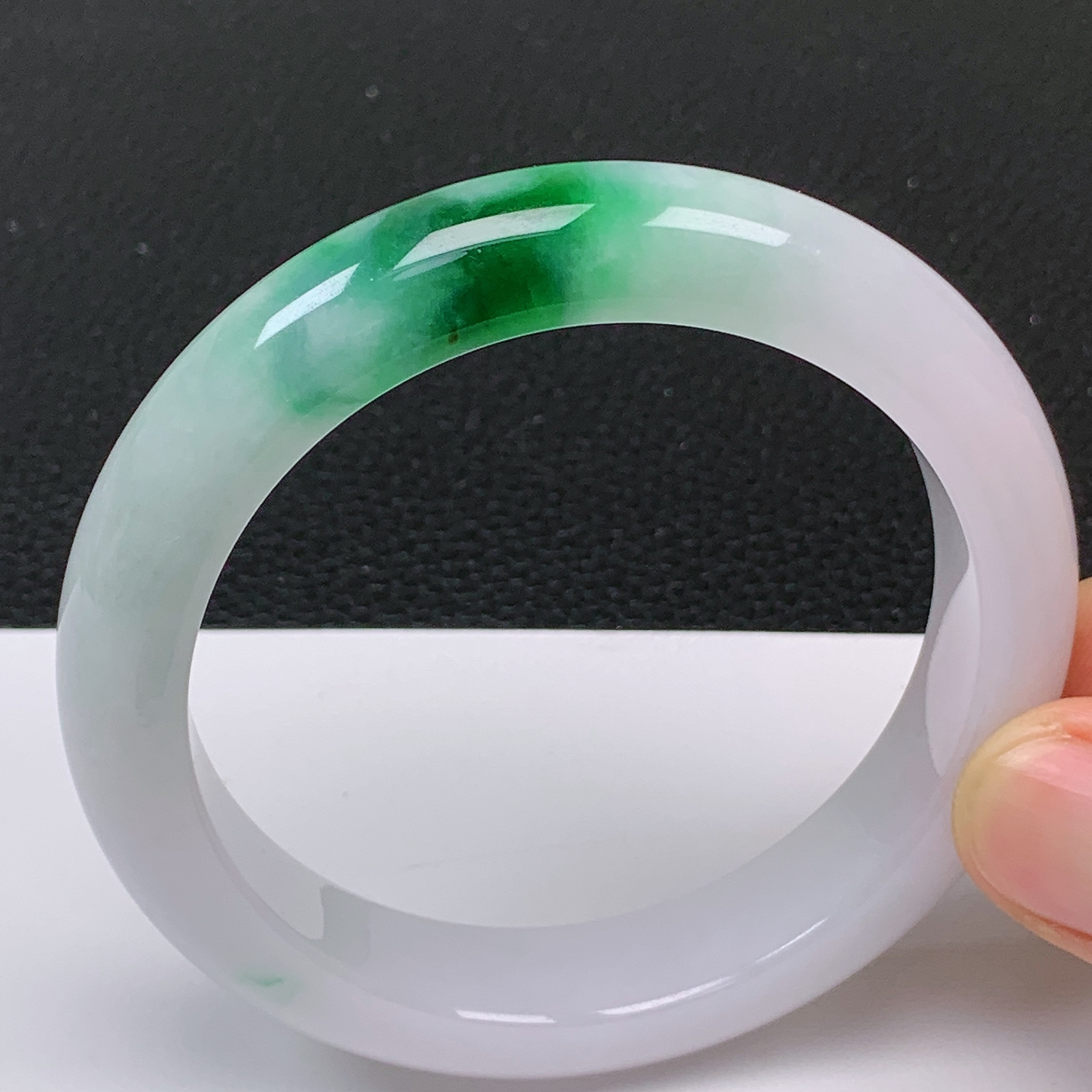 58～59圈口 缅甸翡翠A货老坑白底青飘阳绿手镯 尺寸58.2*12.8*9.1mm