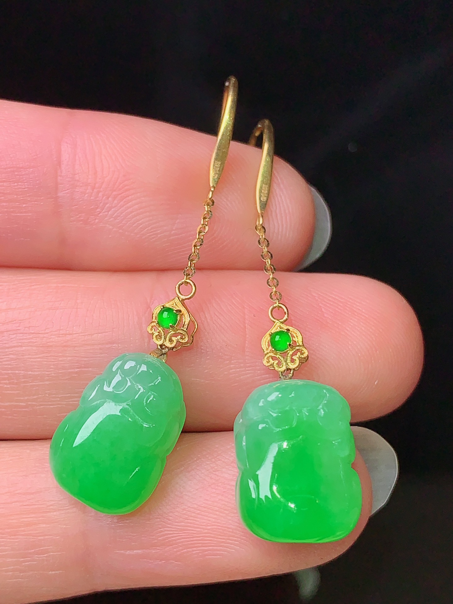 18k金镶嵌翠绿貔貅耳坠 玉质细腻 色泽艳丽清新 水润亮眼 整体尺寸39.2*9.7*7