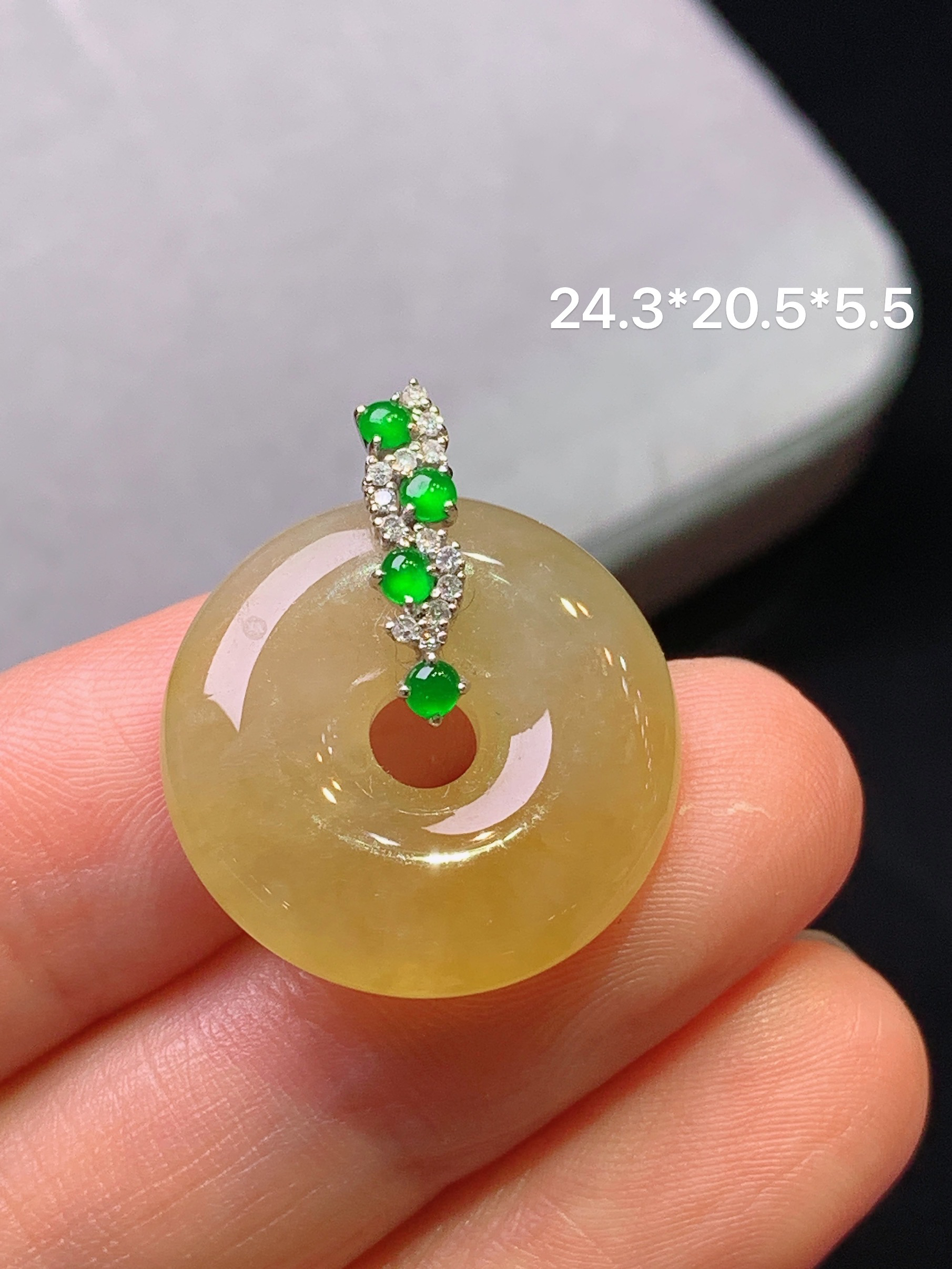 18k金钻镶嵌黄翡平安环吊坠 玉质细腻 色泽艳丽清新 水润亮眼 整体尺寸24.3*20.5*5.5