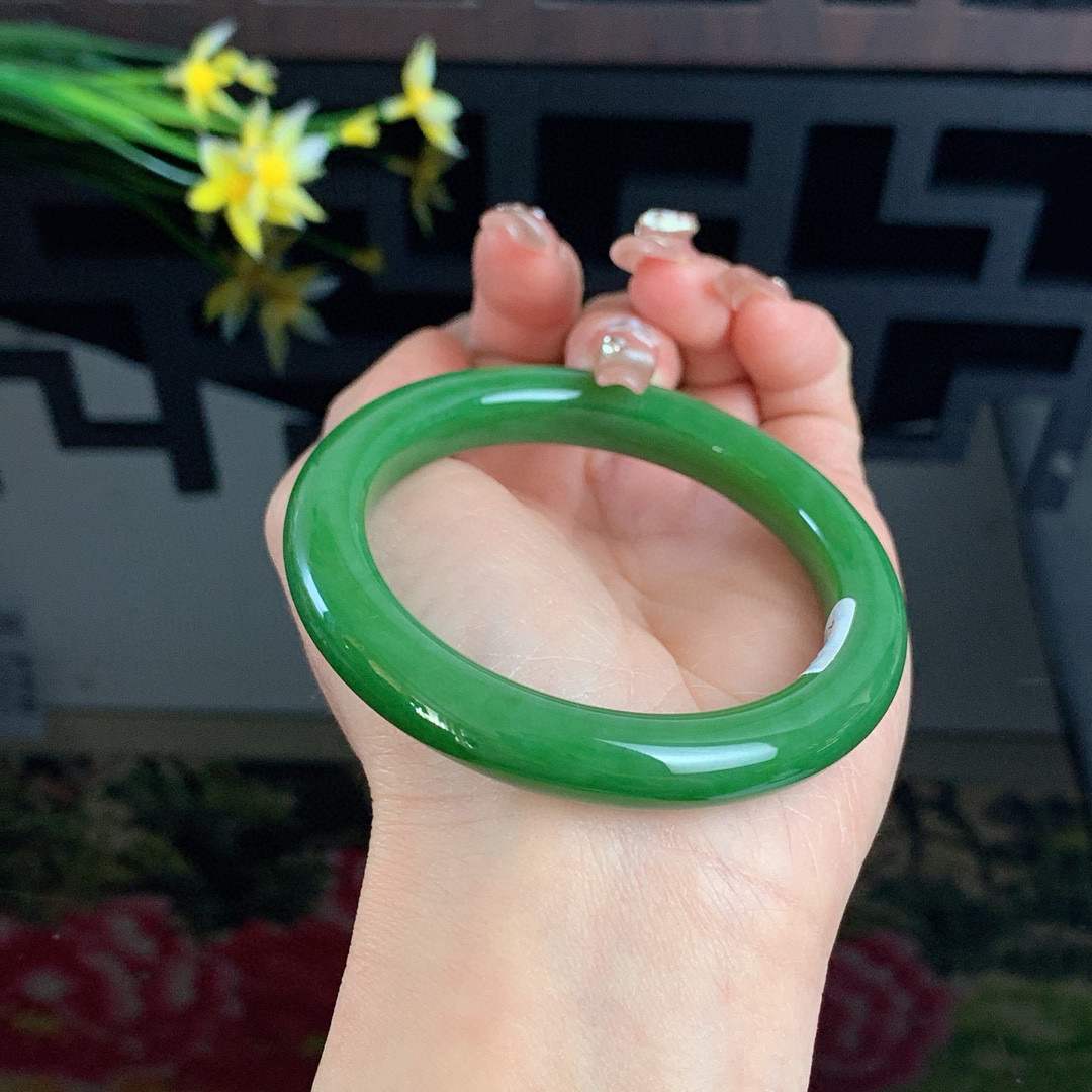 和田玉56圈口阳绿色碧玉手镯！黑皮料碧玉，玉质细腻油润 底色纯净 无裂无棉 脂粉好，品质高。