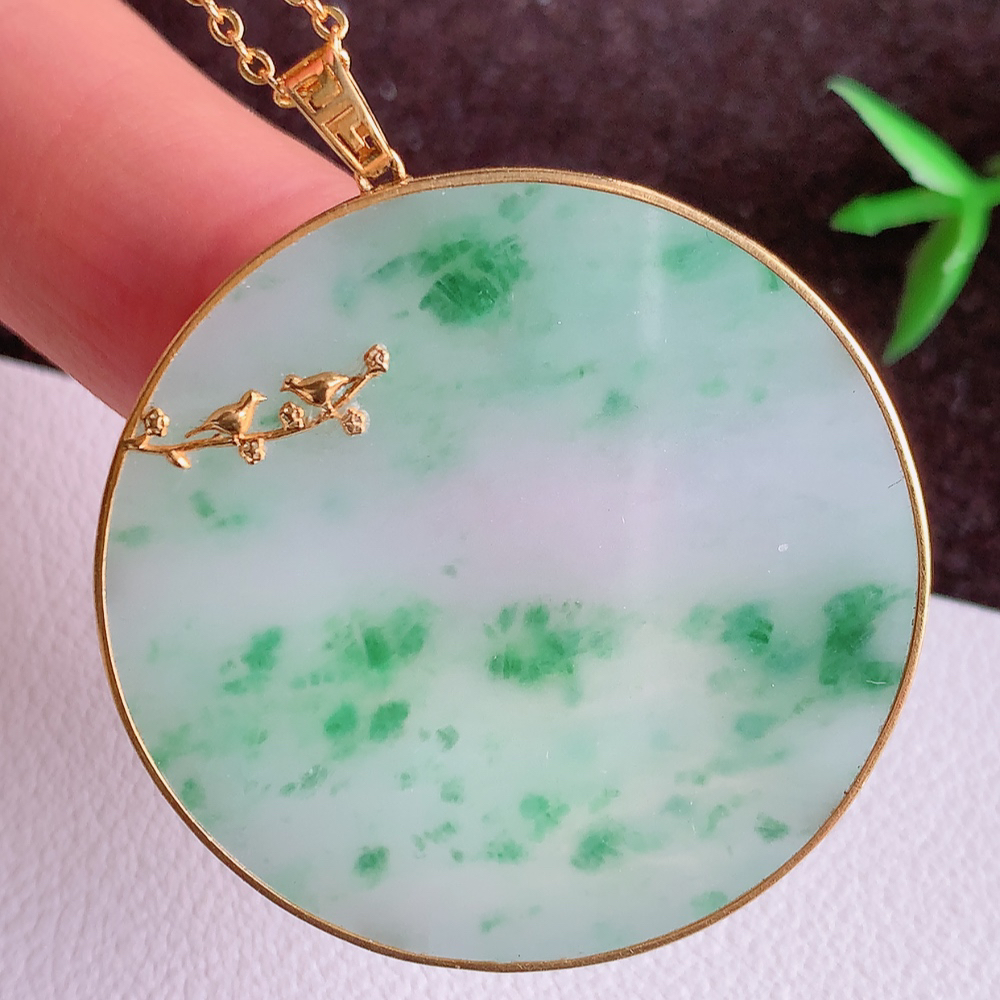 18k金冰润飘花无事牌翡翠吊坠，平平安安，万事如意，沁人心脾，清秀高雅   整体尺寸：42.5-37