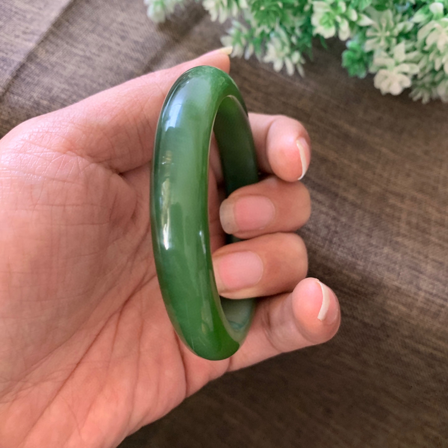 臻品，和田玉碧玉58.5圈口阳绿色猫眼手镯，镯型古朴典雅。在诗情画意的雨巷相遇，你是我腕间的一抹风情，有你眸有深情.清风荡漾湖间静水，我愿俯身低眉，在烟波涟漪处寻