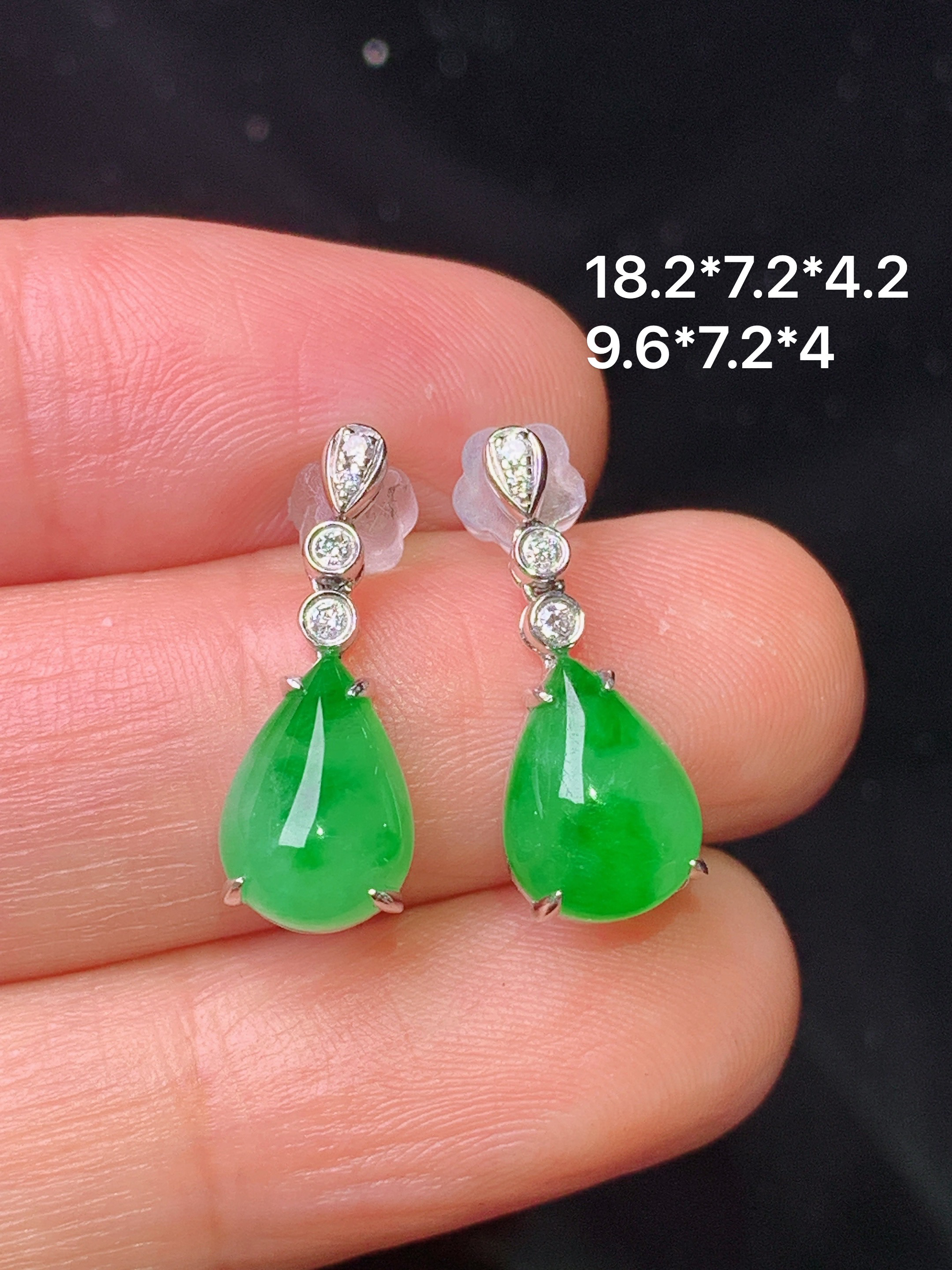 18k金钻镶嵌翠绿水滴耳坠 玉质细腻 色泽艳丽清新 水润亮眼 整体尺寸18.2*7.2*4.2