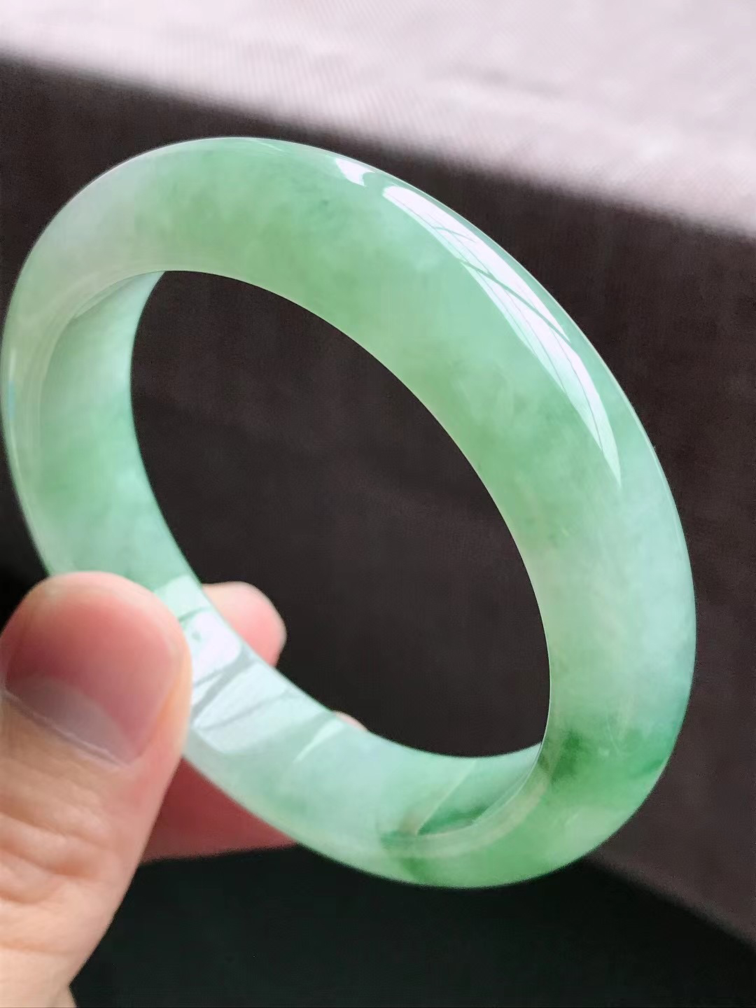 圈口55～56 天然翡翠老坑冰润飘花正圈手镯 尺寸55.5*13.5*8.6mm