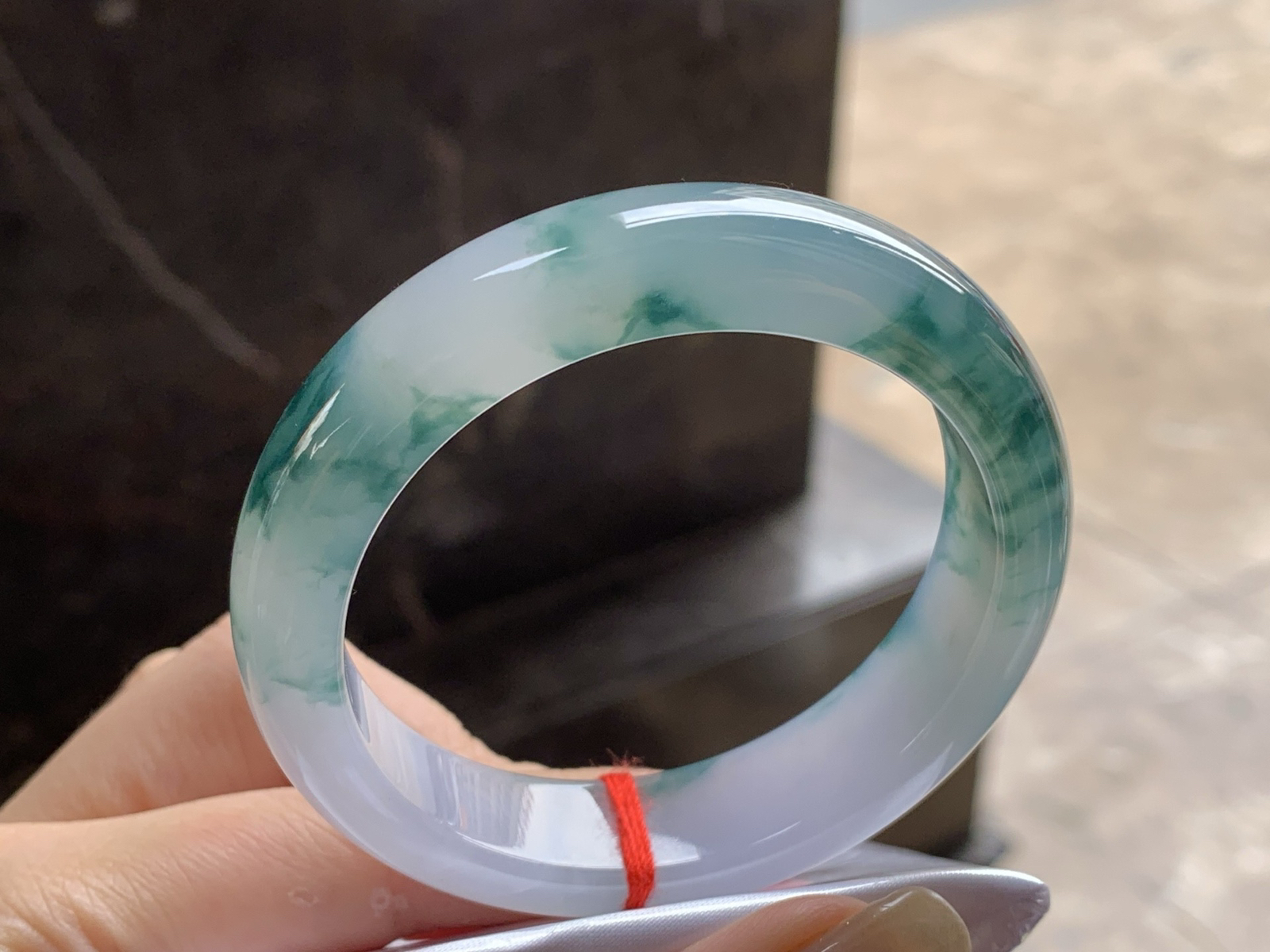 糯冰飘花手镯
种好水润 53.2/13.7/8.4mm