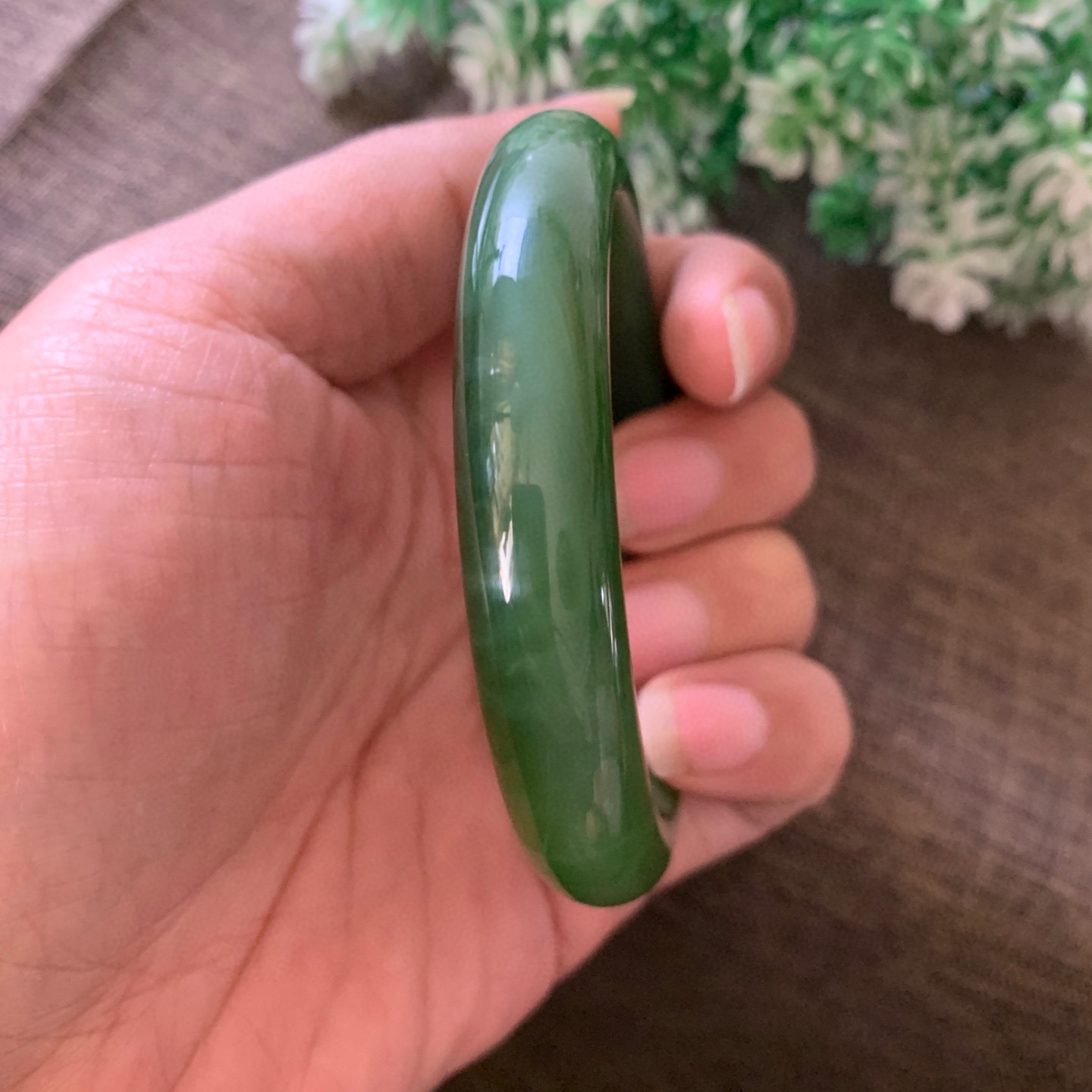 臻品，和田玉碧玉58.5圈口阳绿色猫眼手镯，镯型古朴典雅。在诗情画意的雨巷相遇，你是我腕间的一抹风情，有你眸有深情.清风荡漾湖间静水，我愿俯身低眉，在烟波涟漪处寻