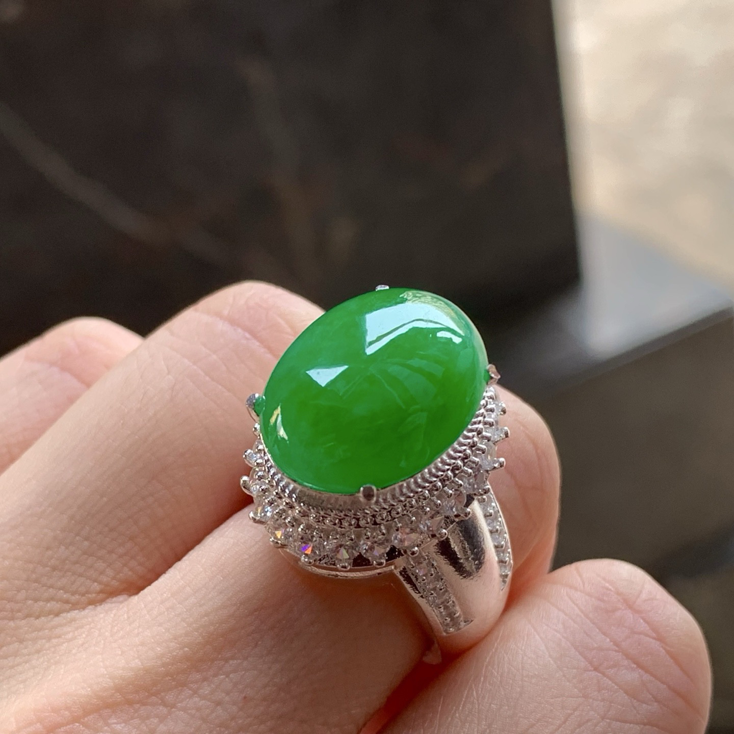 辣绿蛋面
颜色漂亮 大气品相好 铜托