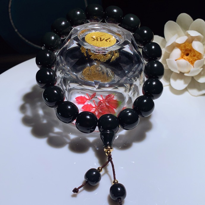 新疆和田玉黑青塔青老型珠手串 单颗尺寸11/12重52克。玉质细腻油润。手推出油。佩戴高端典雅。lt251227