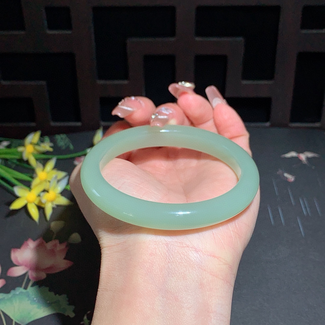 和田玉59圈晴水色手镯！清水色！玉质细腻油润 底色纯净 无裂无杂 脂粉好，品质高。