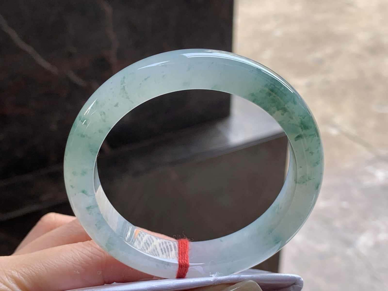 糯冰飘花手镯
种好水润 57.9/12.7/9.5mm