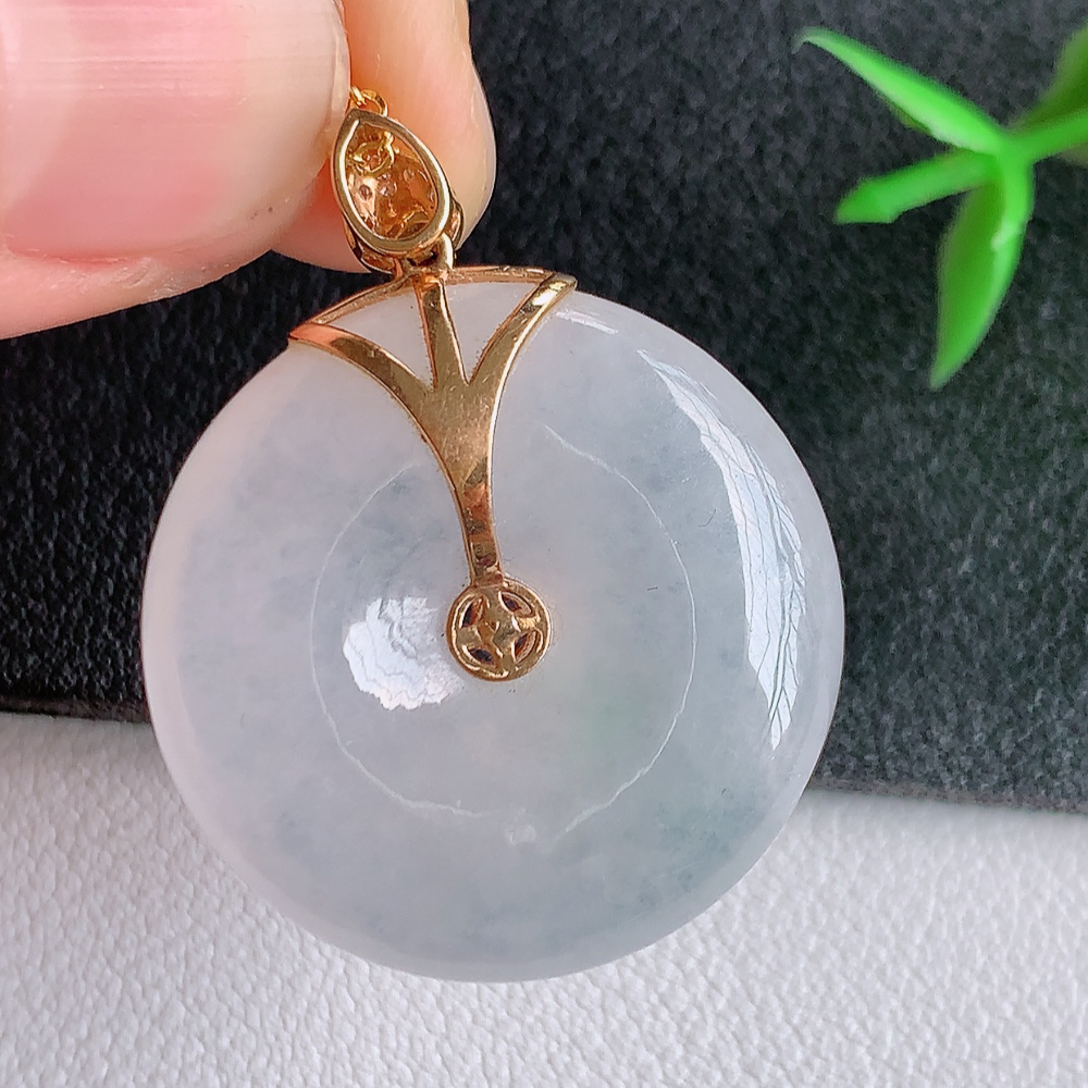 18k金伴钻冰润平安扣吊坠，厚装饱满，冰润剔透，细腻水足，种质润泽，飘花灵动，佩戴优雅大气，整体尺寸：32.2-25.5-6.6mm   裸石尺寸：25.5-6.6mm