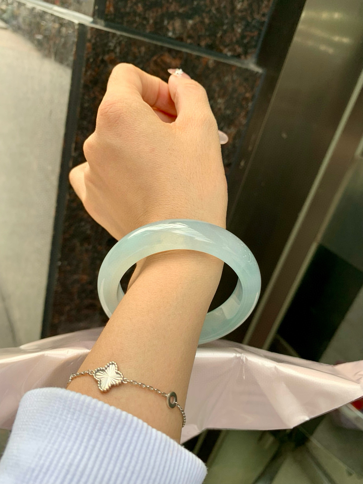 冰蓝宽版正圈
57-9.2-14.7
打灯多出细纹需要包容，底妆冰润细腻，千变万化的冰晴蓝底色，拥有海的颜色，却散发着星空的光芒，这是一只来自冰川蓝的清冷气质仙女镯。