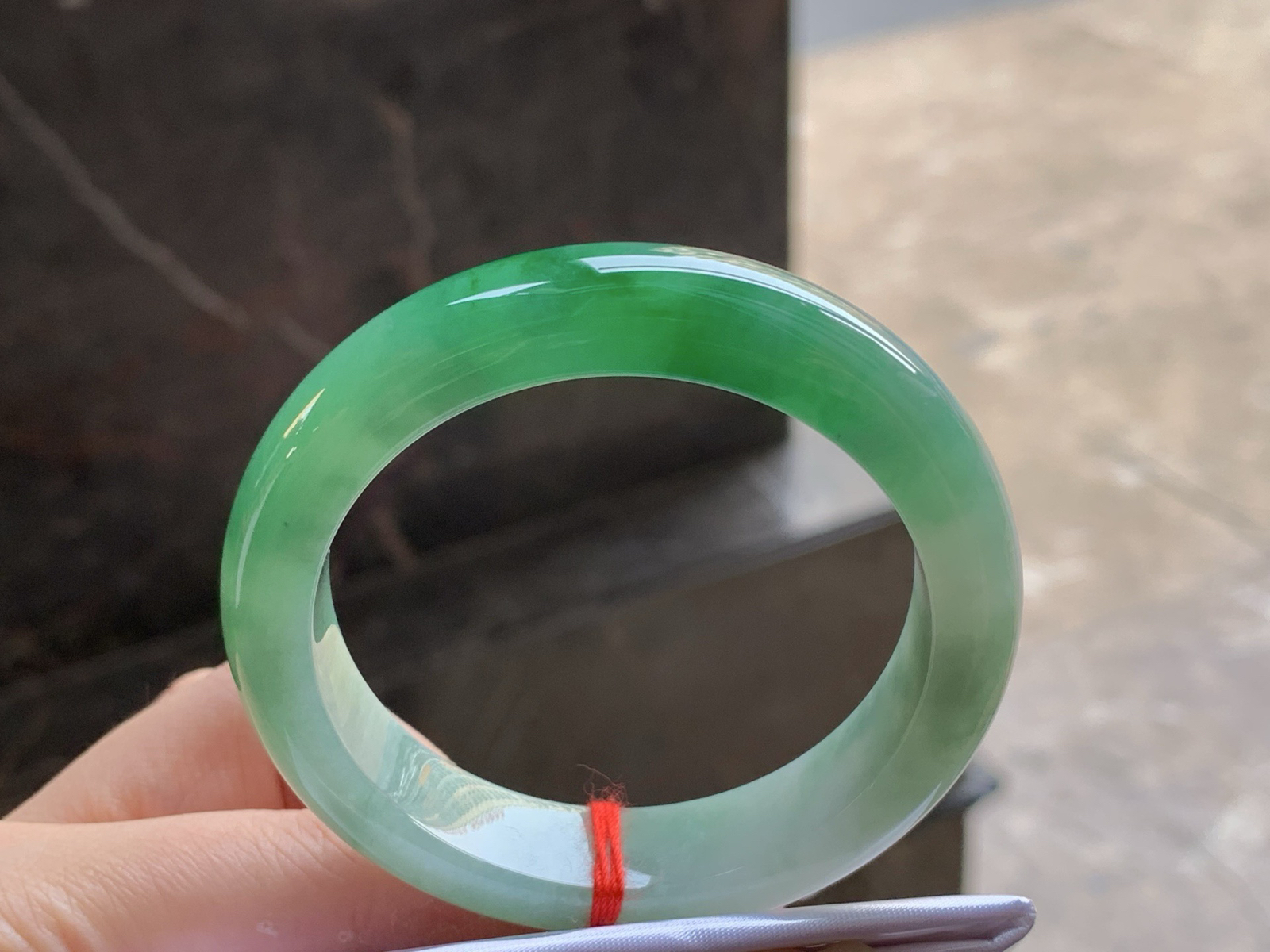 糯种带色手镯
玉质细腻 51.3/12.3/8.5mm