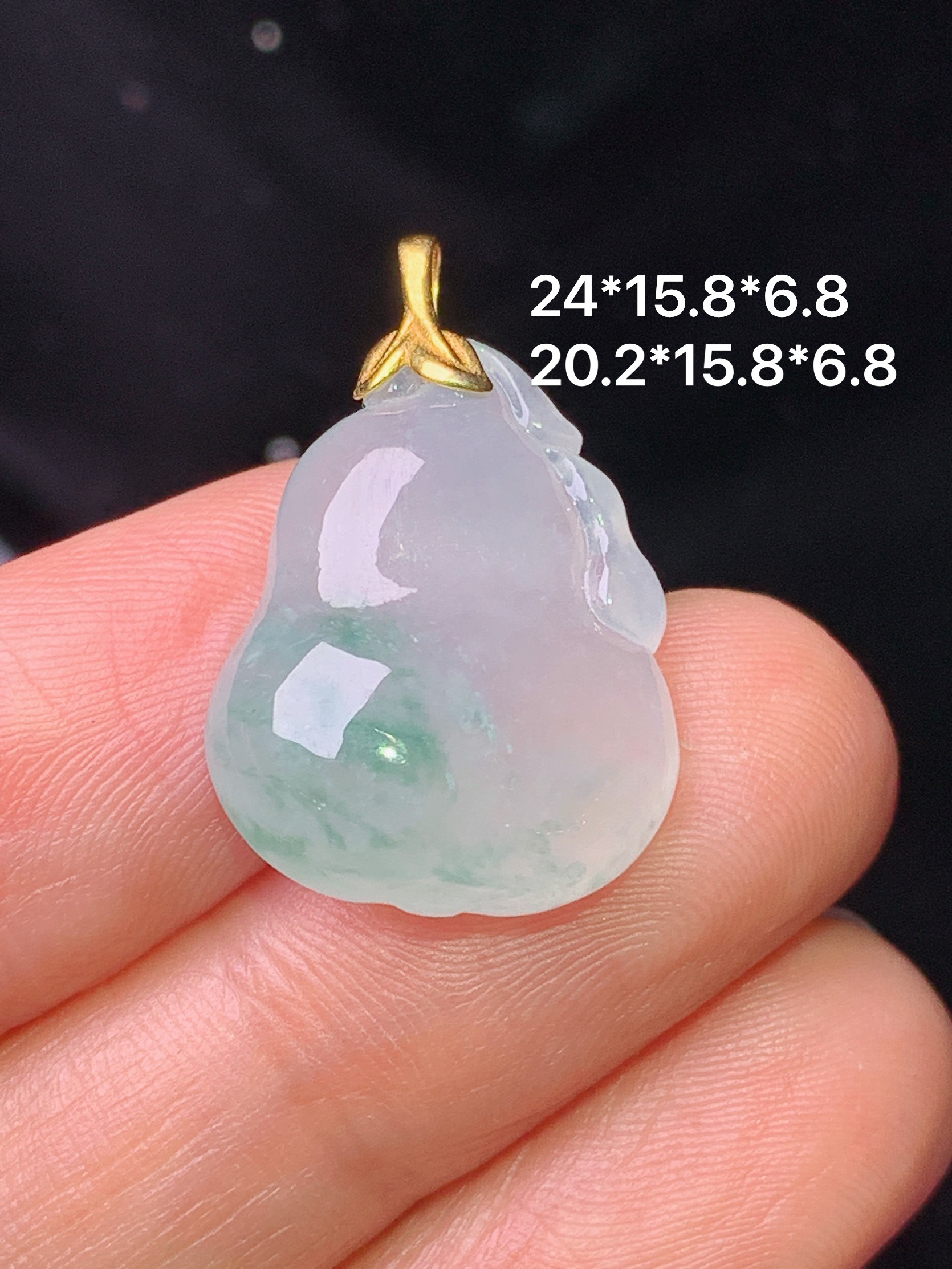 18k金镶嵌飘绿葫芦吊坠 玉质细腻 色泽艳丽清新 水润亮眼 整体尺寸24*15.8*6.8