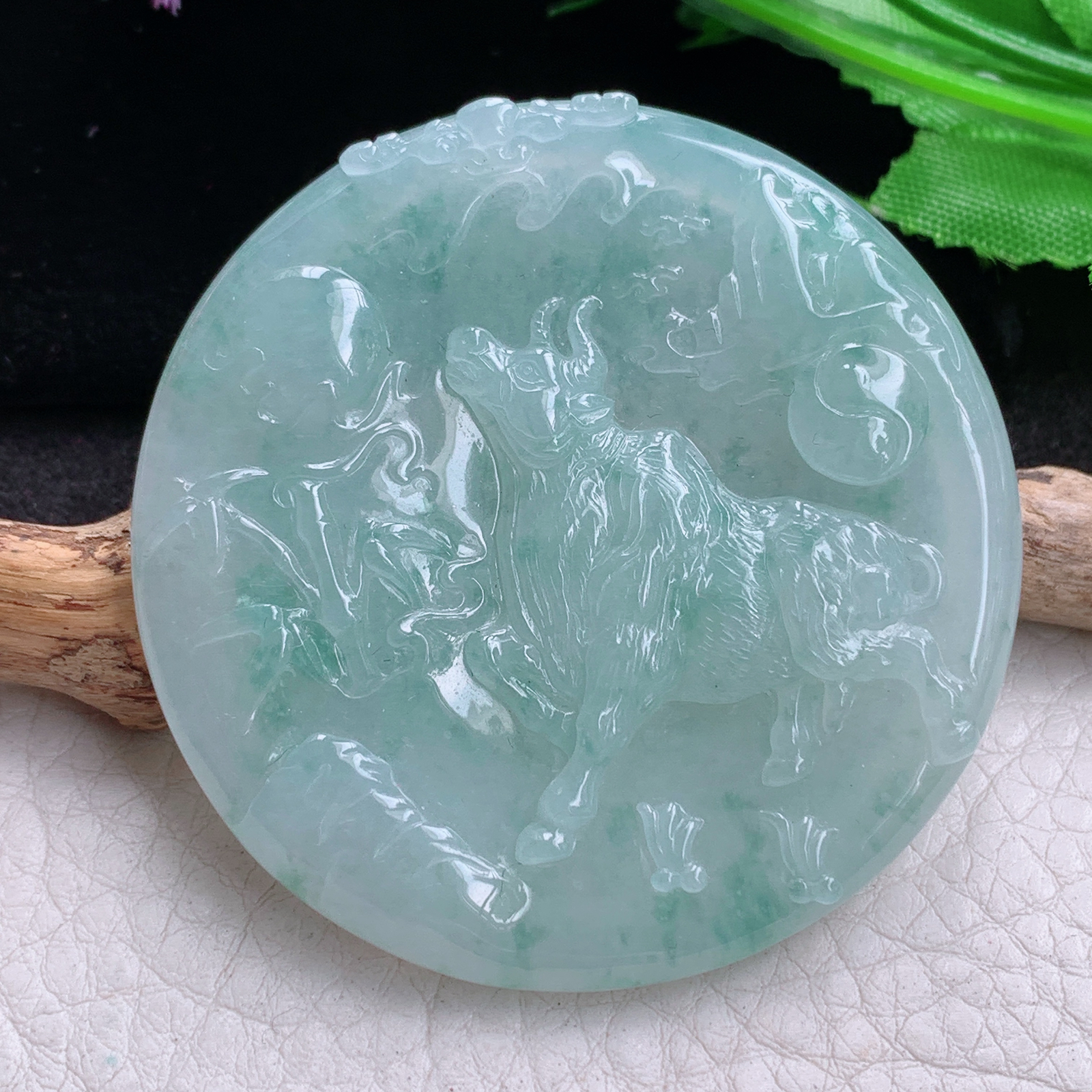 ktj实拍53*5.6缅甸天然翡翠冰飘花扭转乾坤 生肖牛圆牌玉项坠 玉挂件