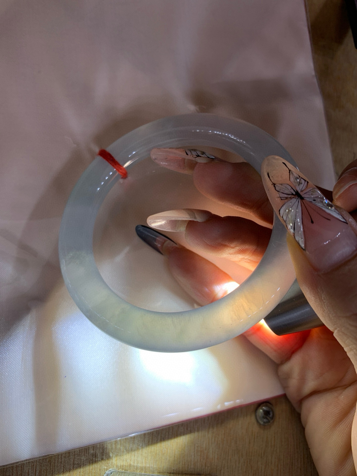 冰蓝圆条
55.5-9.7-9.9
打灯牛毛纹，底妆冰润细腻，千变万化的冰晴蓝底色，拥有海的颜色，却散发着星空的光芒，这是一只来自冰川蓝的清冷气质仙女镯。