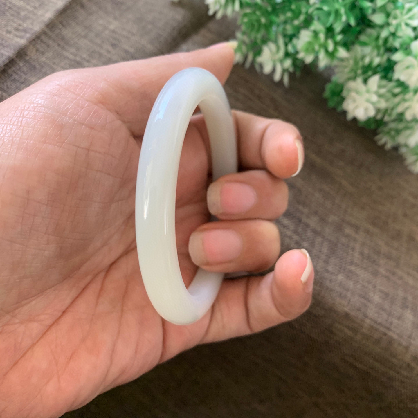 新疆和田玉56圈口羊脂白手镯，镯型古朴典雅。在诗情画意的雨巷相遇，你是我腕间的一抹风情，有你眸有深情