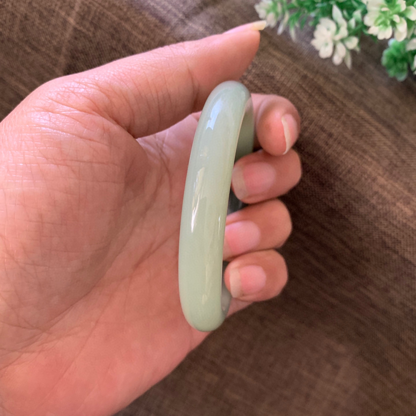 和田玉55.6圈口且末蓝手镯，镯型古朴典雅。在诗情画意的雨巷相遇，你是我腕间的一抹风情，有你眸有深情.清风荡漾湖间静水，我愿俯身低眉，在烟波涟漪处寻