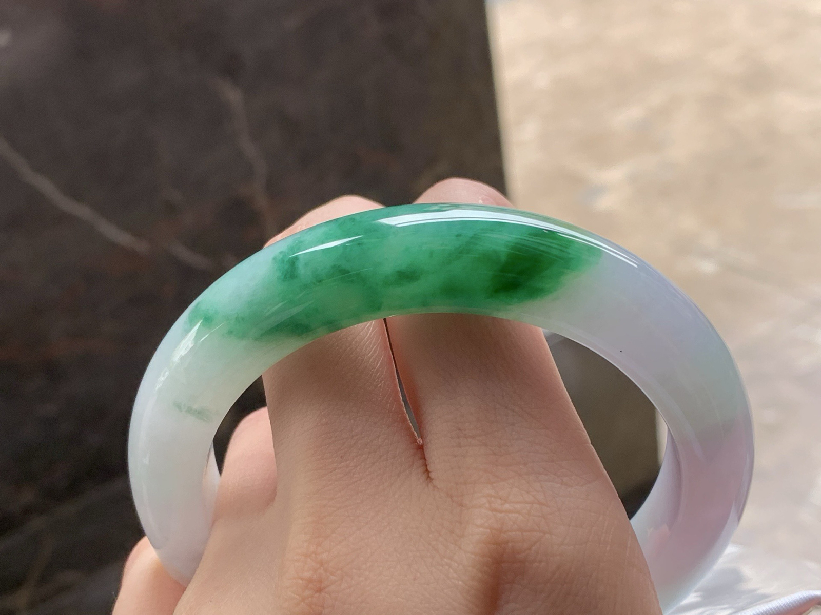 带色大圈手镯
颜色漂亮 64.7/14/10.8mm