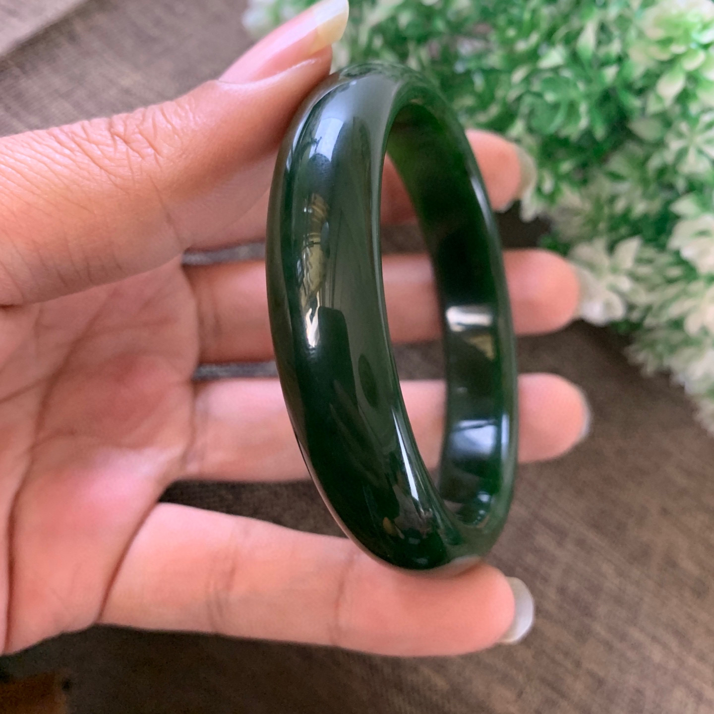 新疆和田玉碧玉59圈口菠菜绿碧玉手镯【挽间柔情】，镯型古朴典雅。在诗情画意的雨巷相遇，你是我腕间的一