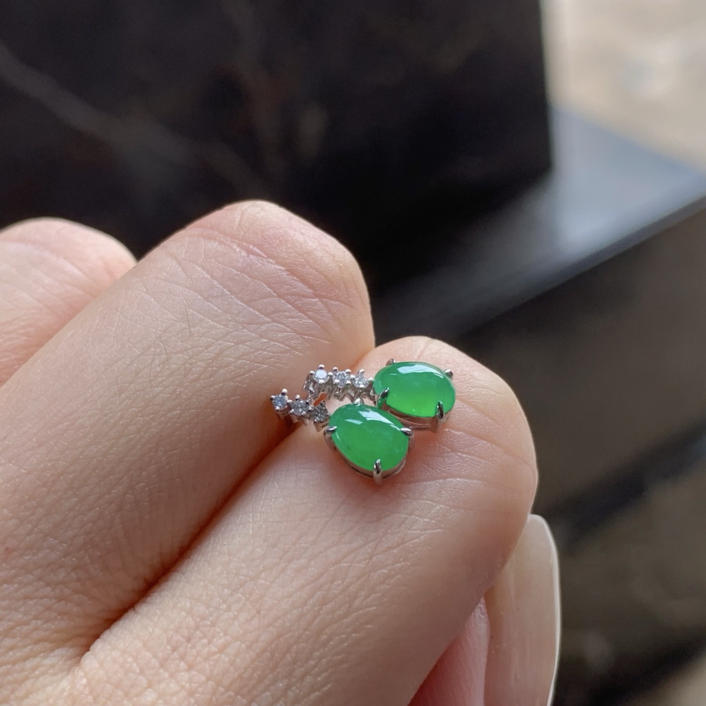 满色耳钉
种色俱佳 真金镶嵌