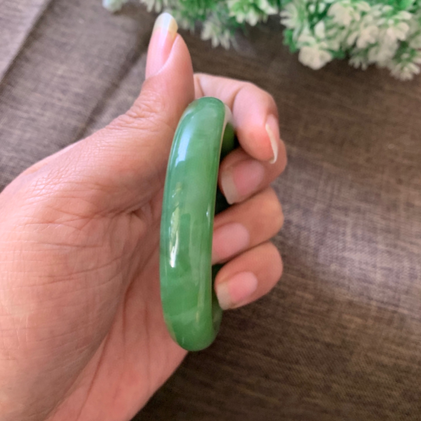 和田玉55圈口阳绿色猫眼手镯，镯型古朴典雅。在诗情画意的雨巷相遇，你是我腕间的一抹风情，有你眸有深情.清风荡漾湖间静水，我愿俯身低眉，在烟波涟漪处寻