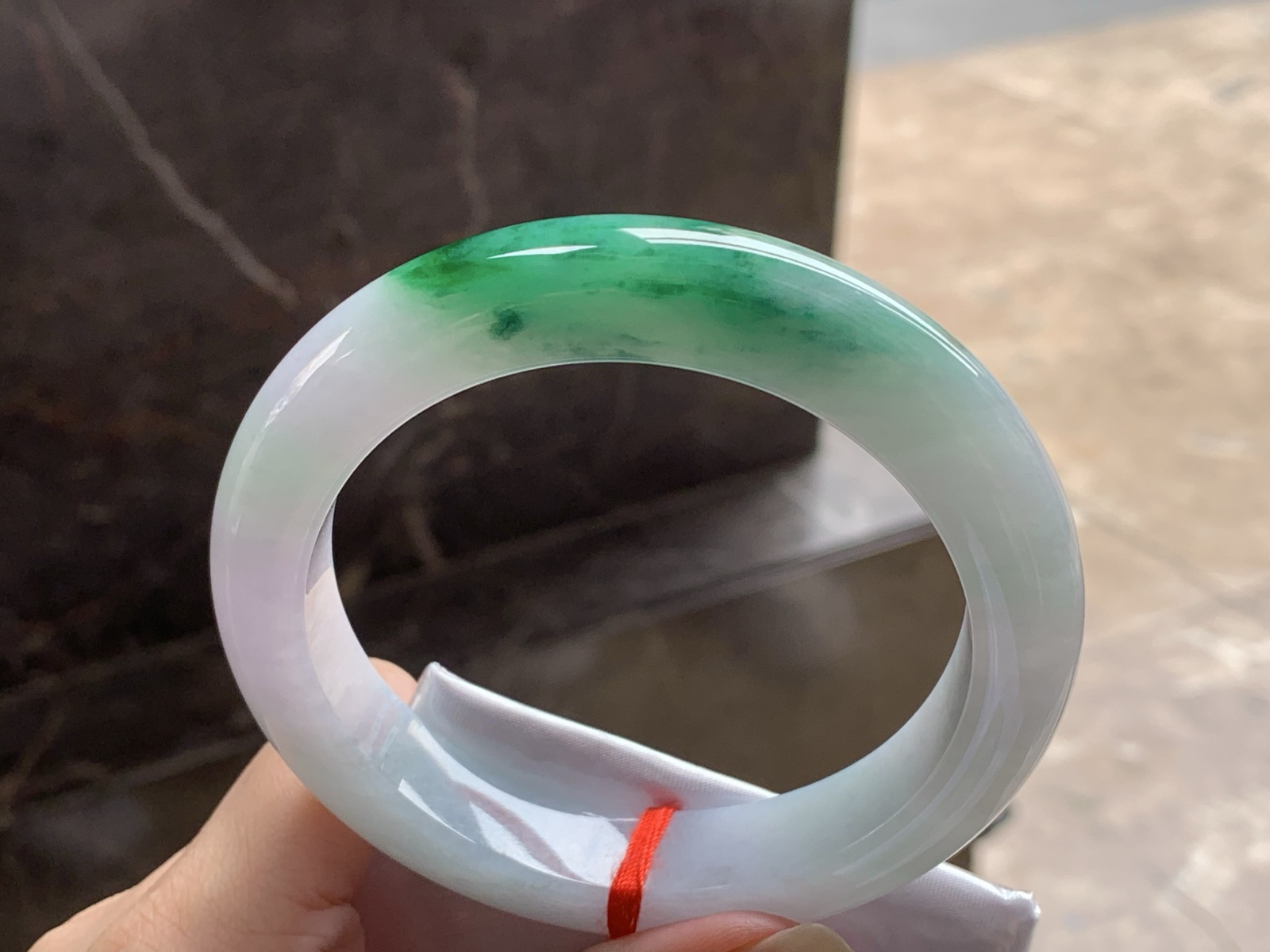 带色大圈手镯
颜色漂亮 64.7/14/10.8mm